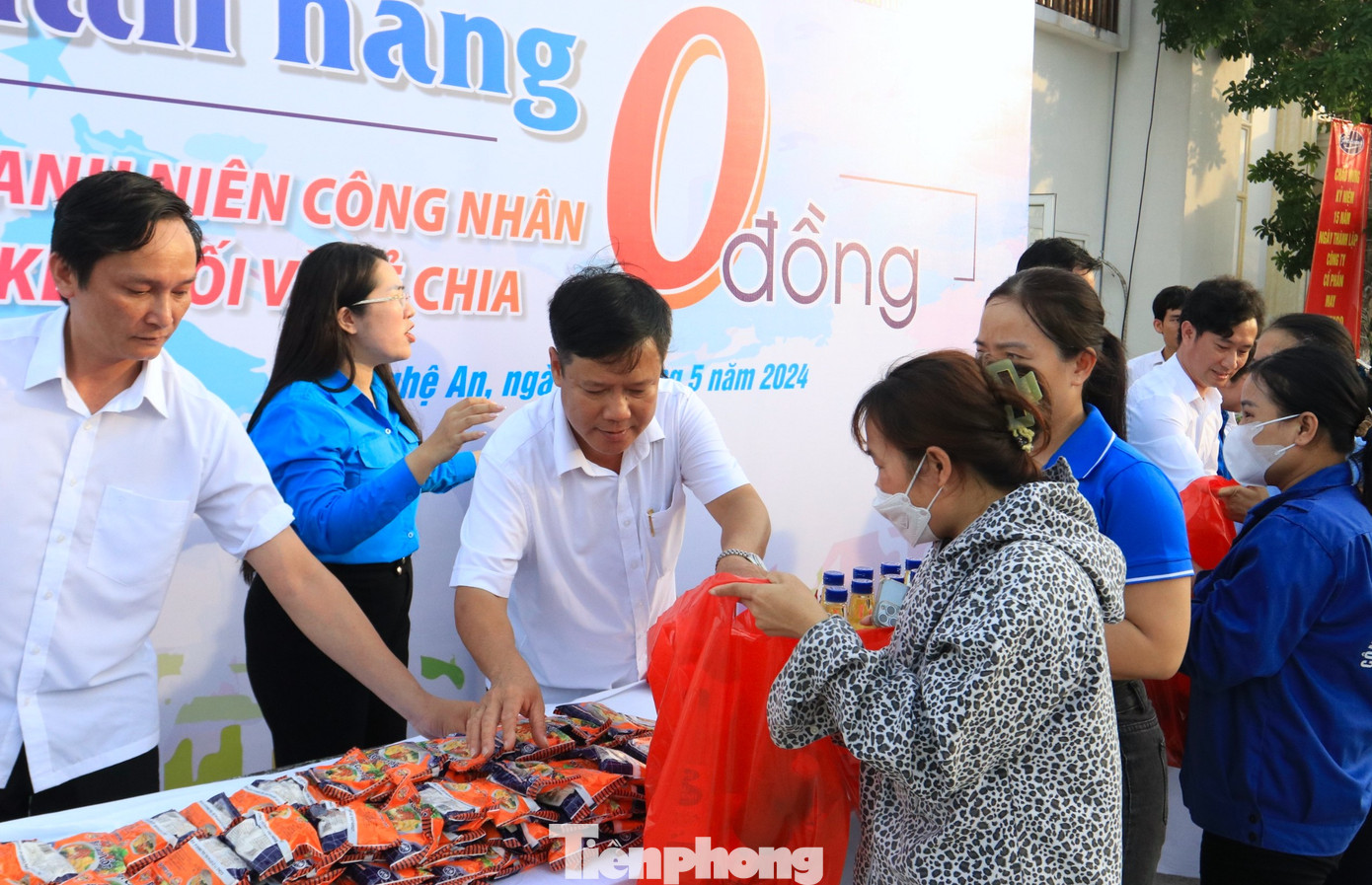 Các đại biểu trao tặng hơn 100 suất quà ý nghĩa tại gian hàng 0 đồng đến những công nhân của công ty. Các đại biểu trao tặng hơn 100 suất quà ý nghĩa tại gian hàng 0 đồng đến những công nhân của công ty.