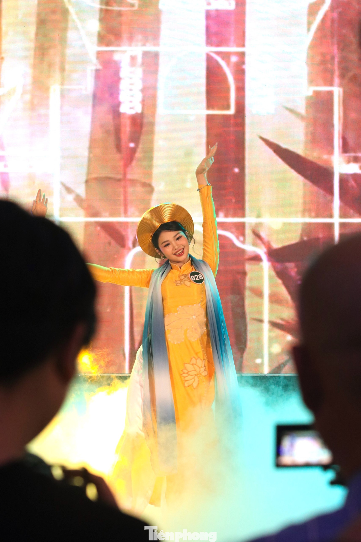 Các thí sinh tự tin khoe sắc, đọ tài năng trên sân khấu dưới sự theo dõi của hàng trăm khán giả.