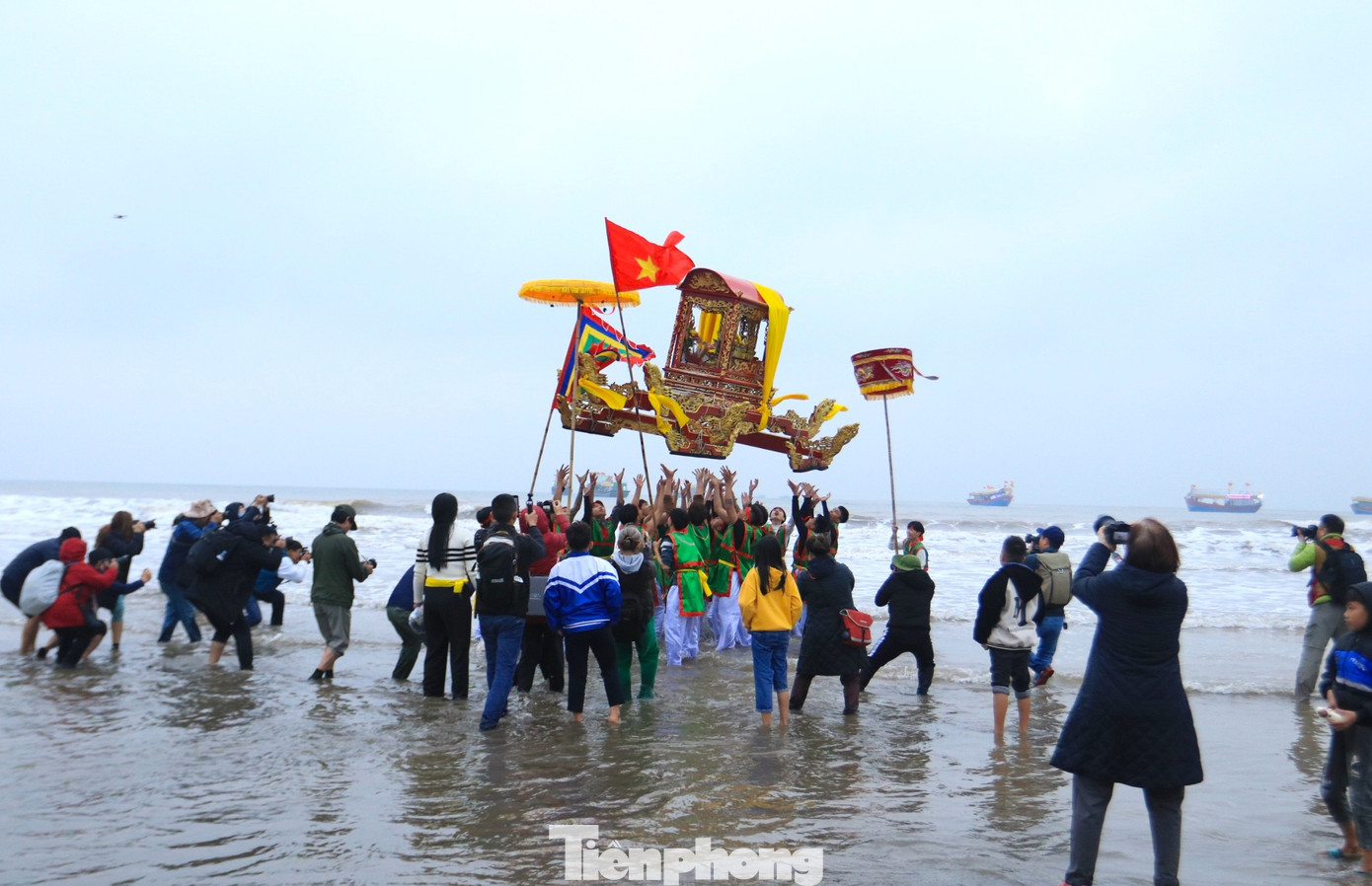 Các đoàn rước kiệu khi đi, khi chạy, khi tung kiệu lên không trung.