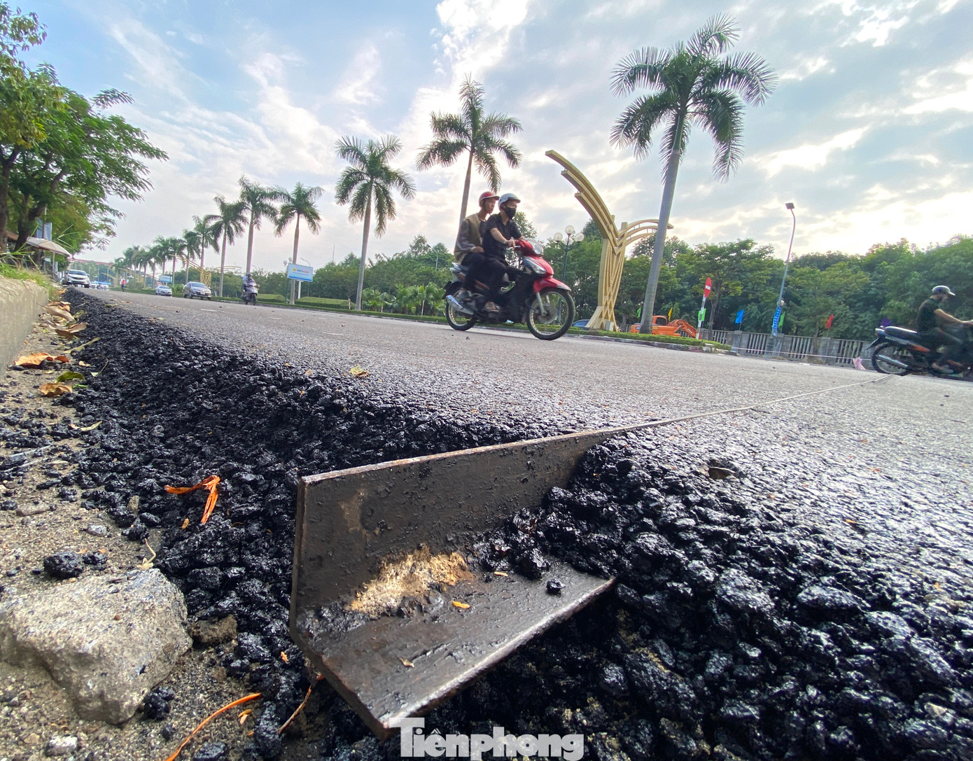 Có điểm đơn vị thi công thảm mặt đường nhưng để lại thanh sắt trồi lên khỏi mặt đường rất nguy hiểm.