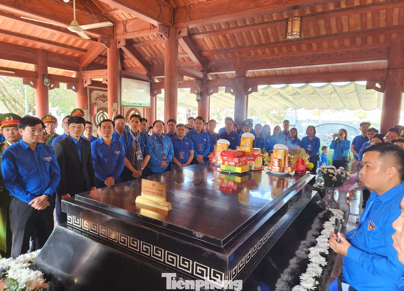 Dâng hoa, dâng hương trước anh linh các anh hùng liệt sĩ, các đại biểu đã tưởng niệm và bày tỏ lòng thành kính, cảm phục, tri ân sâu sắc đối với các chị, các anh, những người anh hùng đã hy sinh vì độc lập tự do của Tổ quốc. Cuộc đời và sự nghiệp của các chị, các anh mãi mãi là tấm gương sáng để thế hệ trẻ hôm nay và mai sau học tập, noi theo.