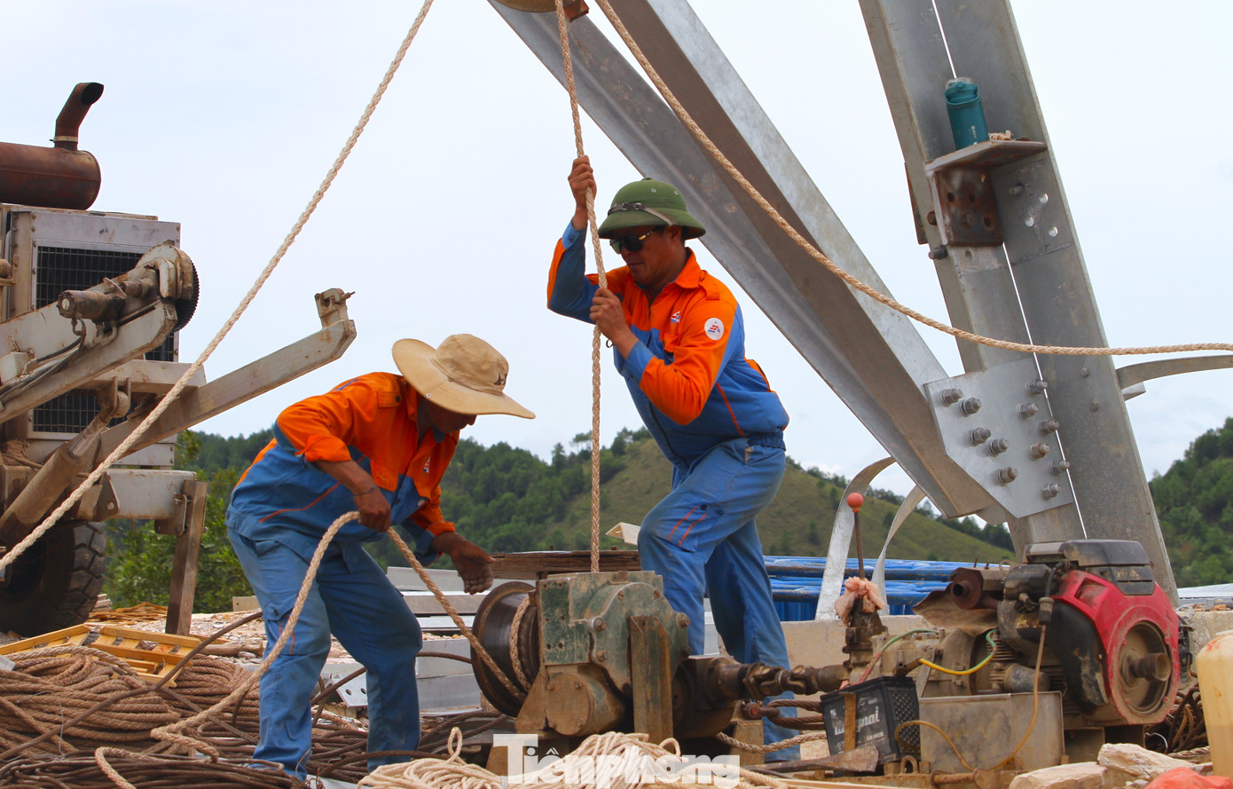 Những ngày cuối cùng trong giai đoạn "nước rút", công nhân trên các công trường đường dây 500kV mạch 3 đoạn qua Nghệ An đang khẩn trương kéo dây khoảng néo kết nối giữa các cột điện. Những ngày cuối cùng trong giai đoạn "nước rút", công nhân trên các công trường đường dây 500kV mạch 3 đoạn qua Nghệ An đang khẩn trương kéo dây khoảng néo kết nối giữa các cột điện.