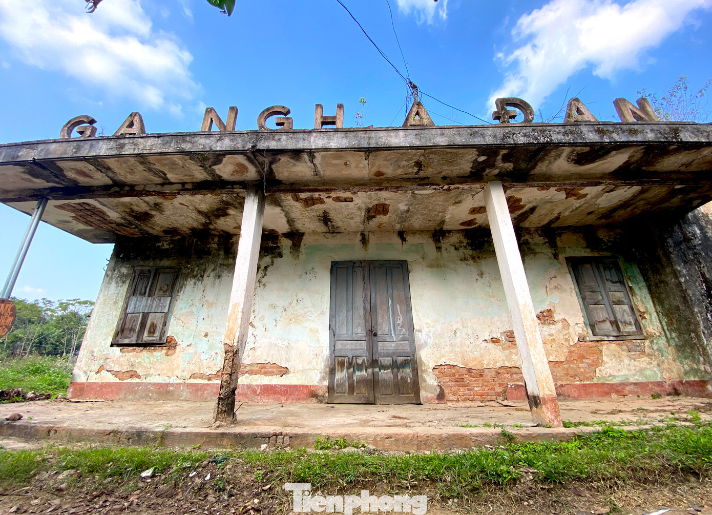 Toàn tuyến có 3 nhà ga (Nghĩa Đàn, Nghĩa Thuận và Quỳnh Châu), 6 nhà gác chắn và 4 nhà gác ghi. Nhưng thực tế, các công trình này cũng đã xuống cấp nghiêm trọng.