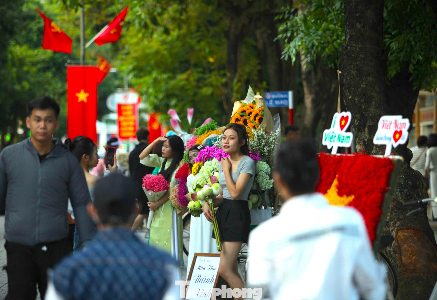 Nhiều bạn trẻ đến đây đều tự chụp hình bằng điện thoại và chỉ cần bỏ ra 50 nghìn đồng để thuê xe hoa. Không ít người thuê thợ chụp ảnh để có những bức hình đẹp lưu giữ lại khoảnh khắc tuổi thanh xuân.