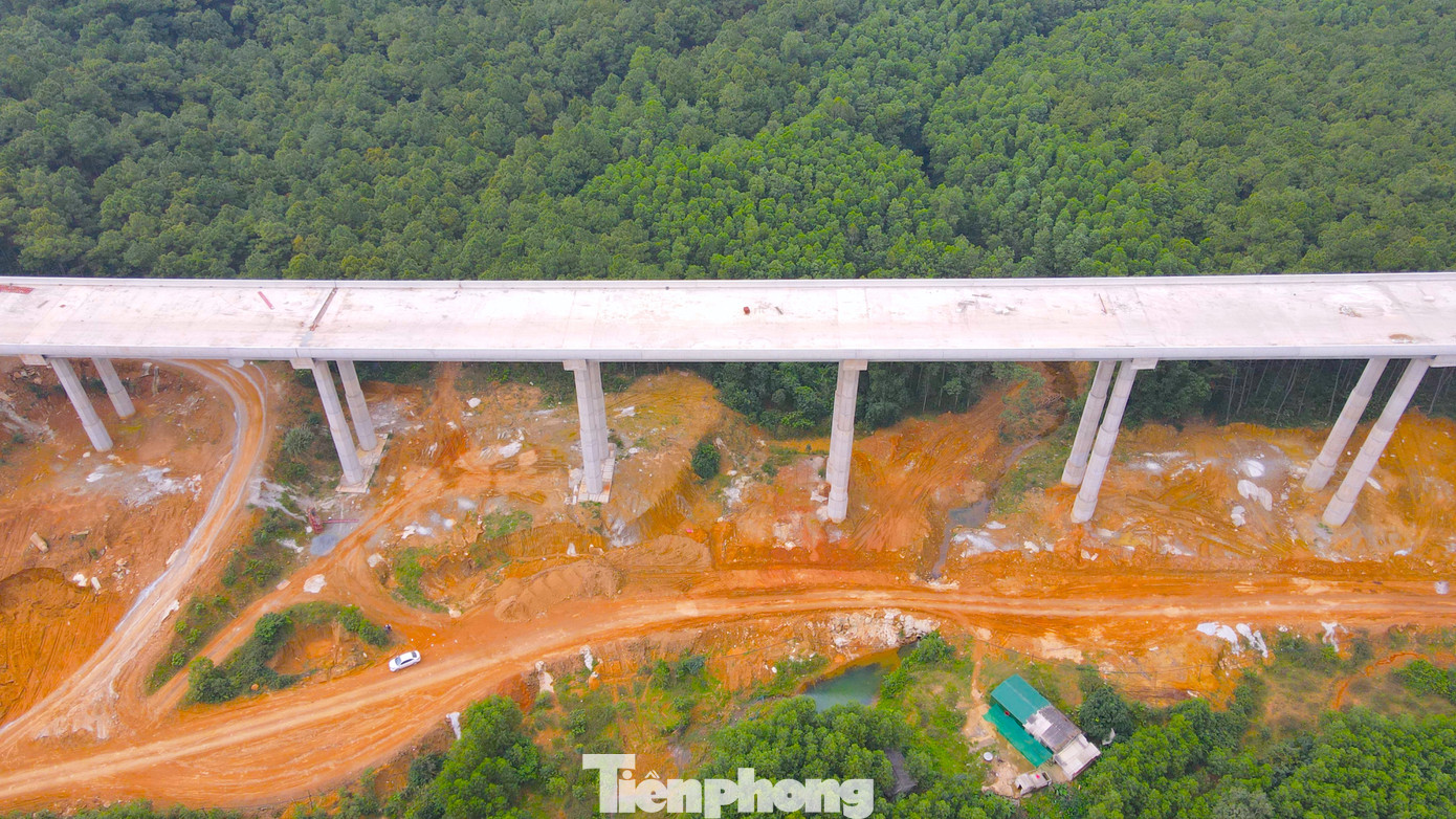 Cây cầu Thần Vũ 2 cũng cơ bản được hoàn thiện. Cây cầu Thần Vũ 2 cũng cơ bản được hoàn thiện.