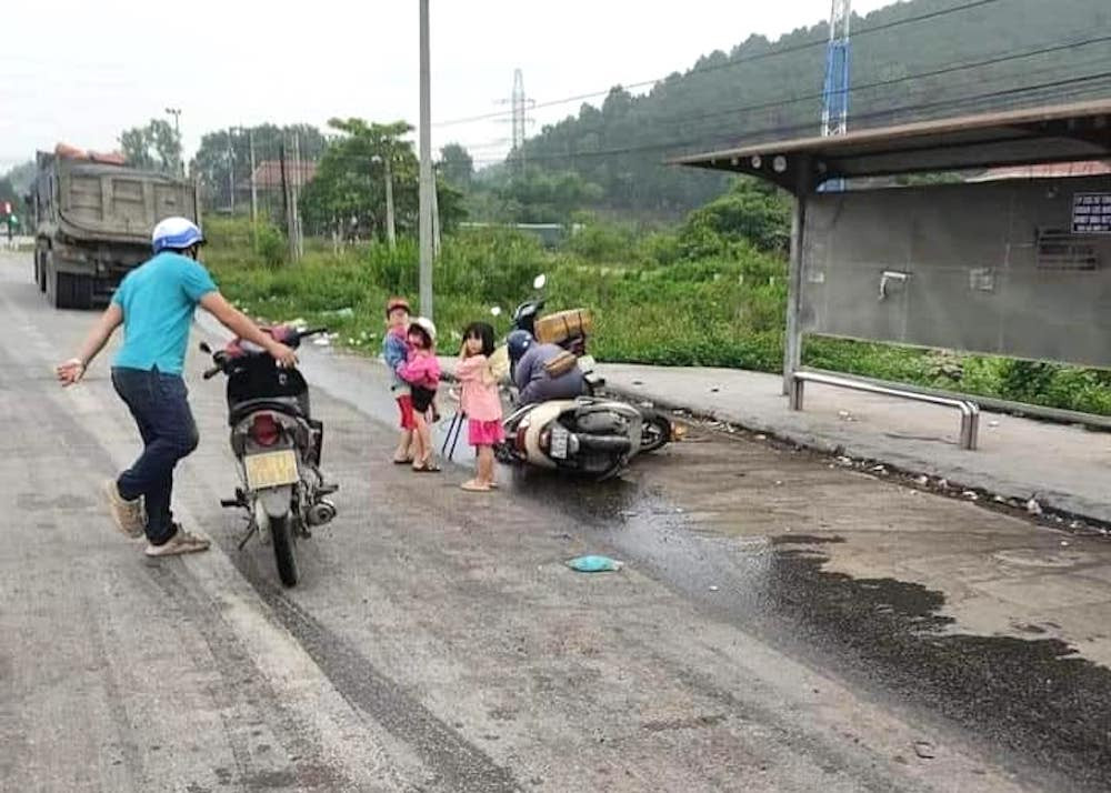 Mặt đường bị dầu loang khiến hàng loạt xe máy bị trượt ngã. Mặt đường bị dầu loang khiến hàng loạt xe máy bị trượt ngã.