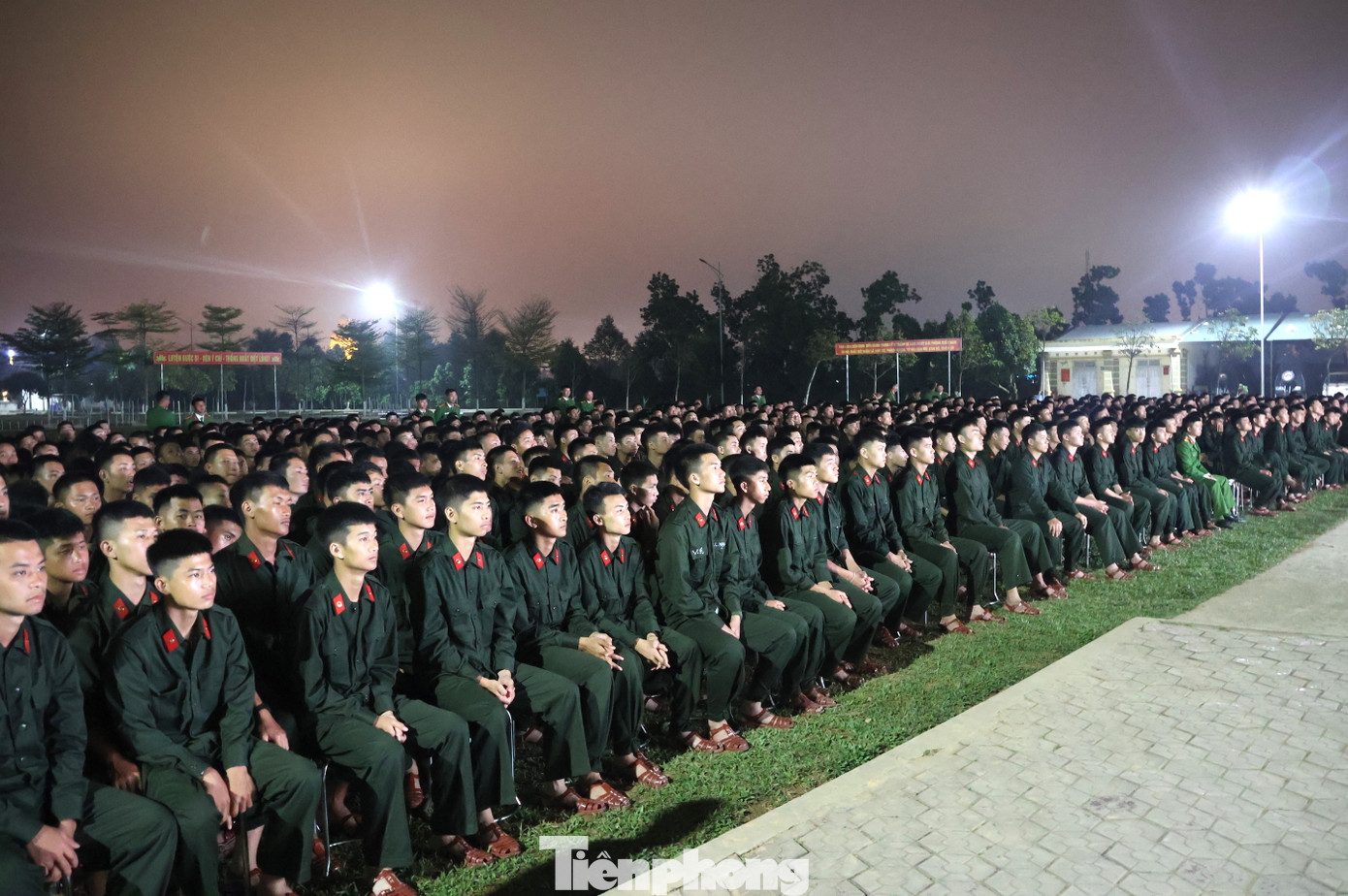 Hàng trăm cán bộ chiến sĩ Trung đoàn Cảnh sát Cơ động Bắc Trung Bộ tại chương trình. Hàng trăm cán bộ chiến sĩ Trung đoàn Cảnh sát Cơ động Bắc Trung Bộ tại chương trình.