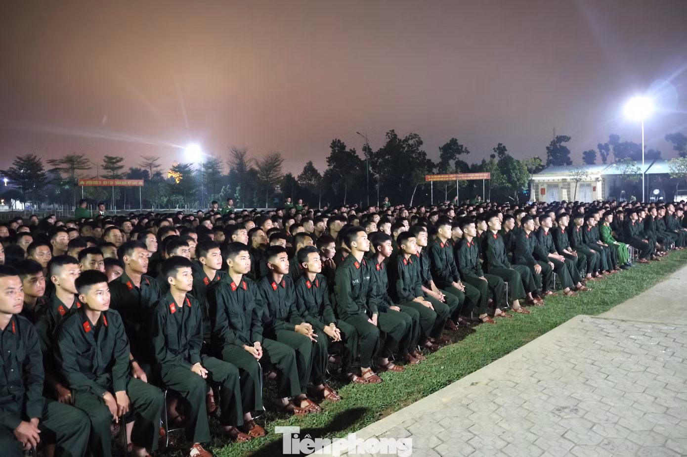 Hàng trăm cán bộ chiến sĩ Trung đoàn Cảnh sát Cơ động Bắc Trung Bộ tại chương trình.