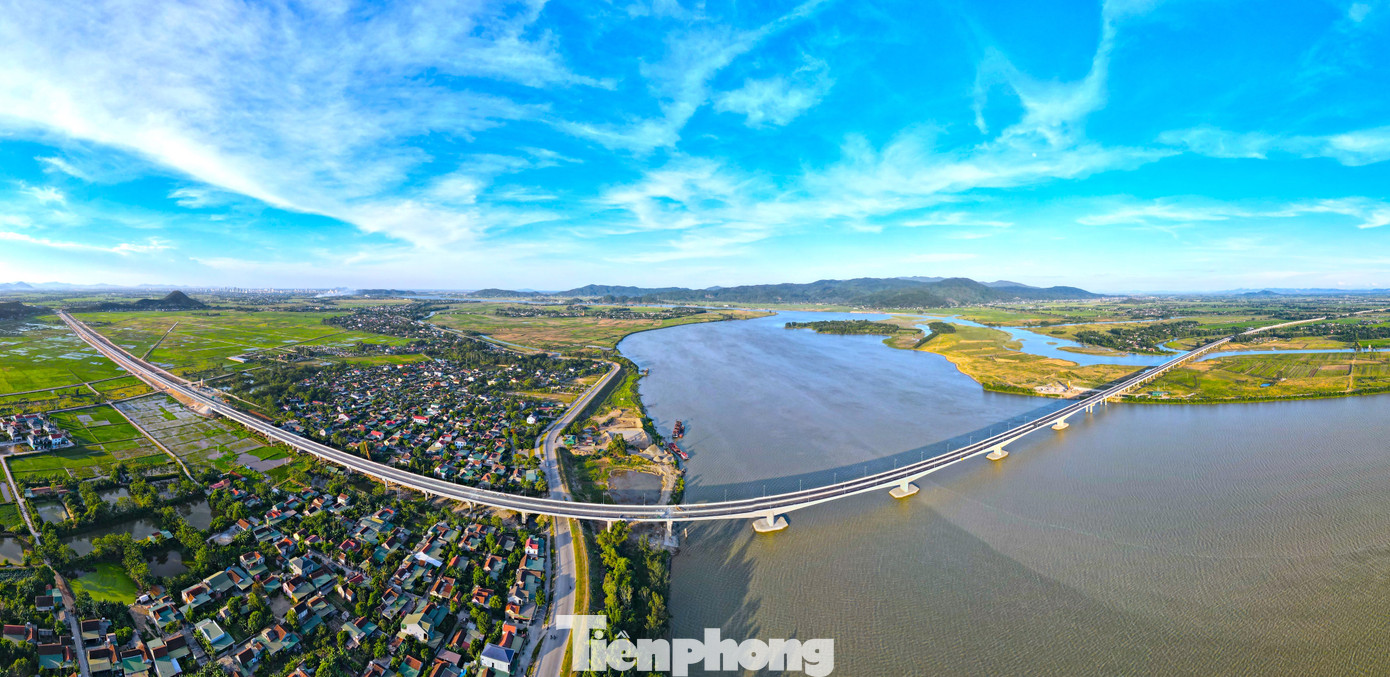 Cầu Hưng Đức bắc qua sông Lam nối giữa 2 tỉnh Nghệ An và Hà Tĩnh là cây cầu vượt sông dài nhất tuyến với chiều dài hơn 4km.