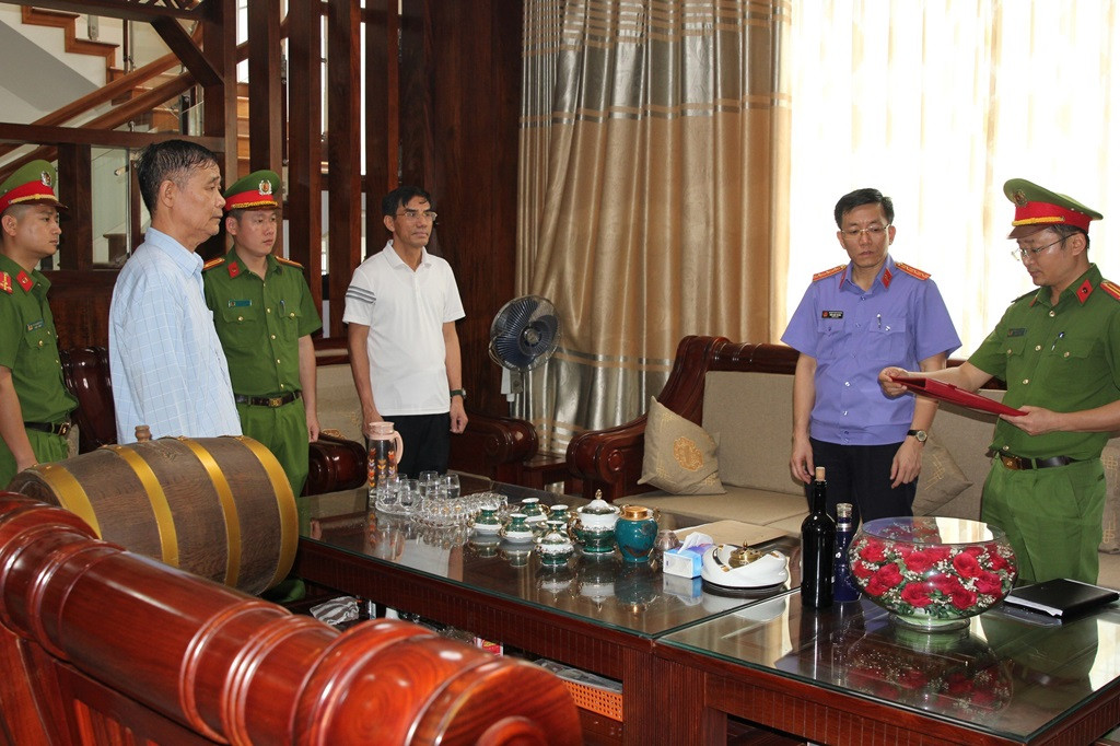 Trong chiều 24/5, Công an tiến hành khám xét nơi làm việc, nơi ở của ông Doãn Tiến Dũng. Trong chiều 24/5, Công an tiến hành khám xét nơi làm việc, nơi ở của ông Doãn Tiến Dũng.