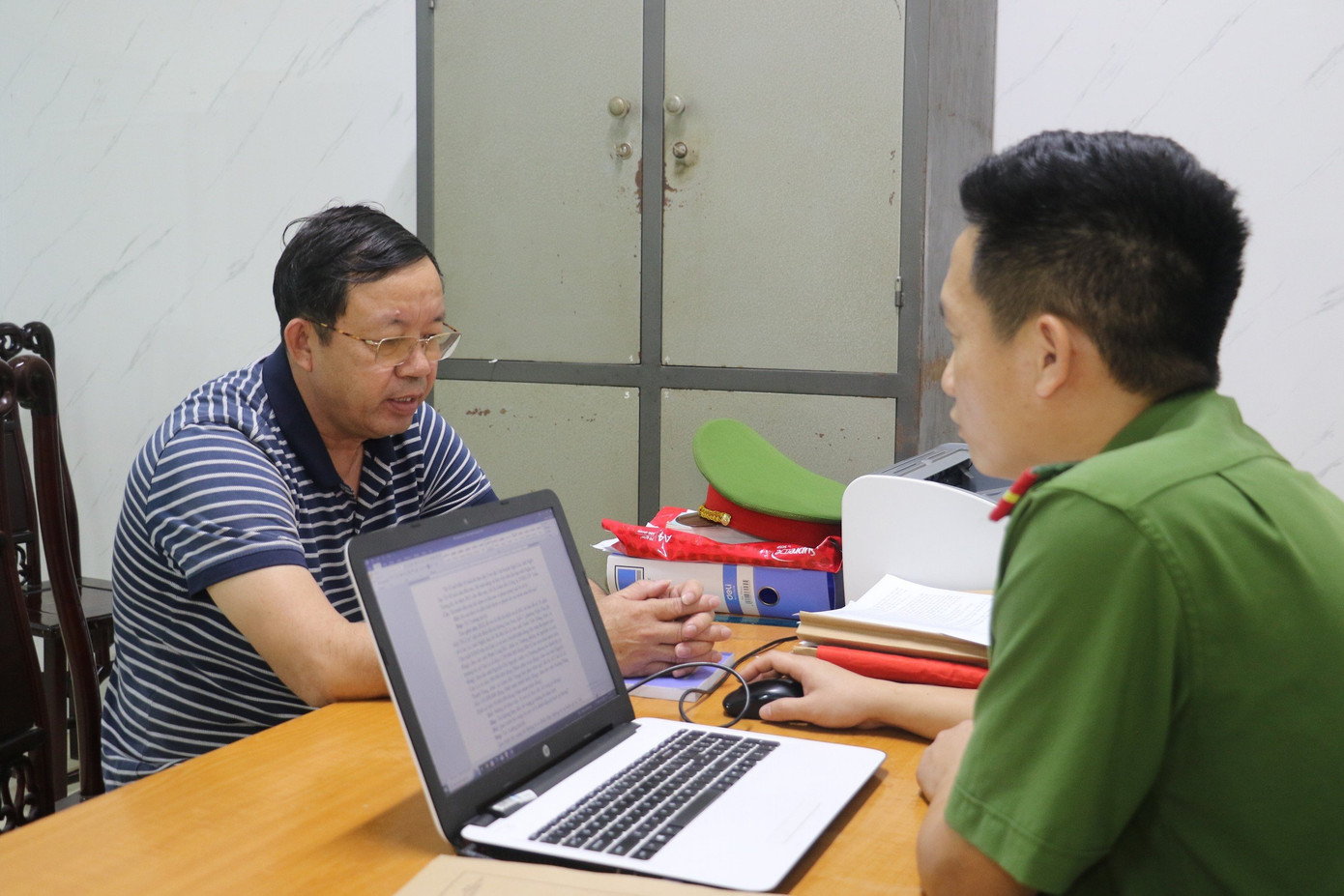 Công an làm việc với Hoàng Khắc Trường. Công an làm việc với Hoàng Khắc Trường.