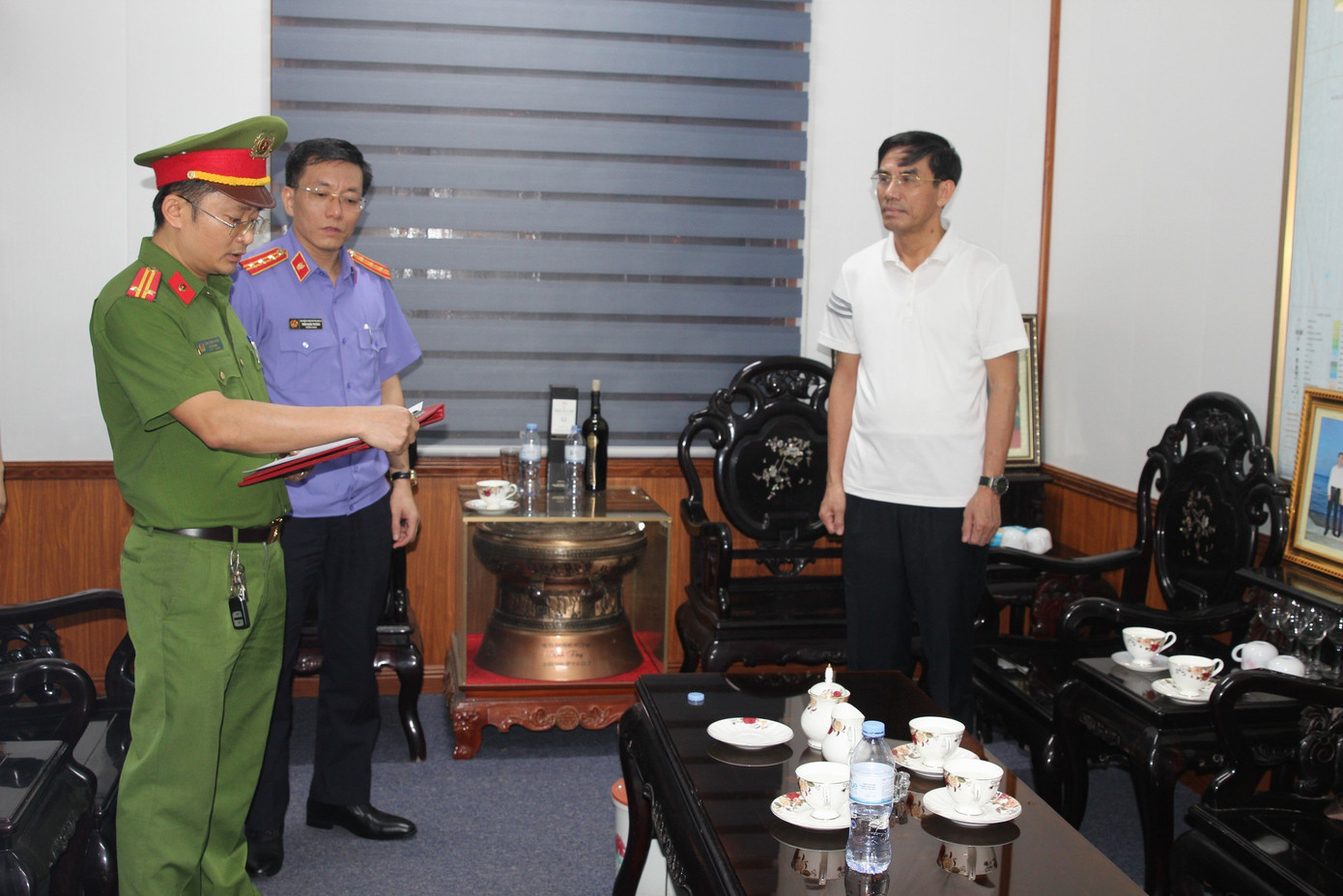 Công an đọc lệnh bắt tạm giam ông Doãn Tiến Dũng - Chủ tịch UBND thị xã Cửa Lò. Công an đọc lệnh bắt tạm giam ông Doãn Tiến Dũng - Chủ tịch UBND thị xã Cửa Lò.