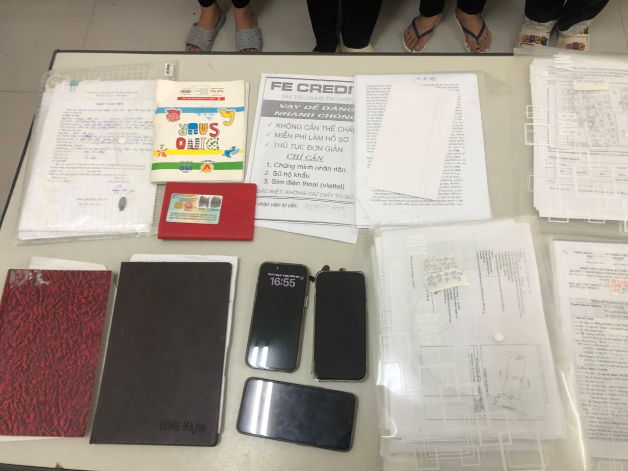 Các tang vật công an thu giữ được gồm nhiều sổ sách, hợp đồng cho vay tiền.