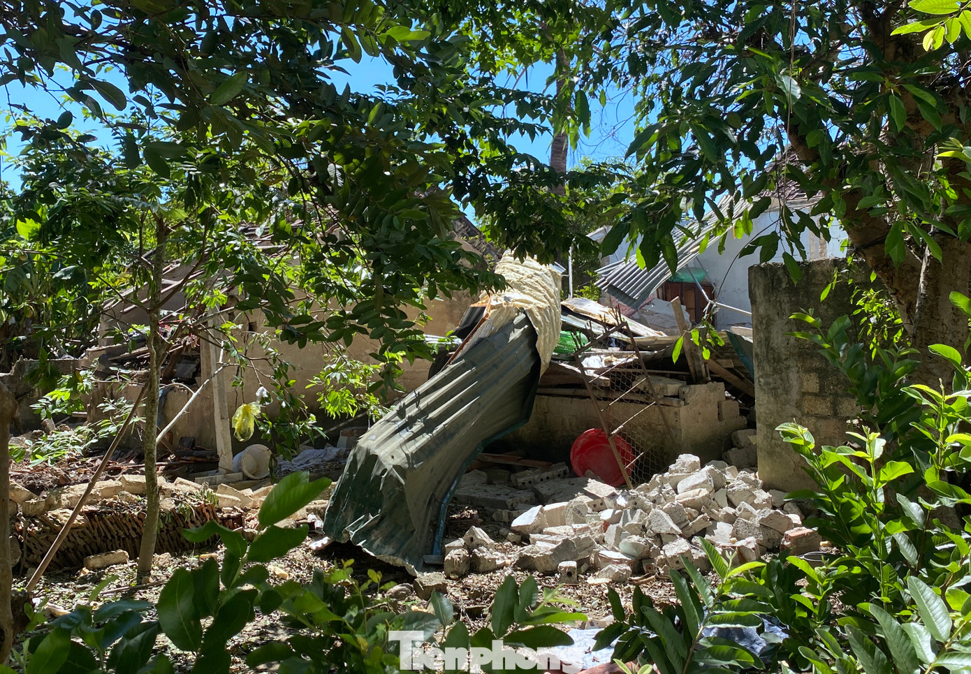 Phía sau các căn nhà nơi xảy ra vụ nổ tan hoang.