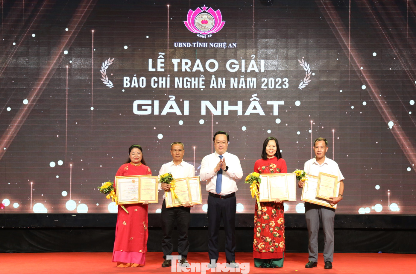 Chủ tịch UBND tỉnh Nghệ An Nguyễn Đức Trung trao giải Nhất cho 4 tác giả.