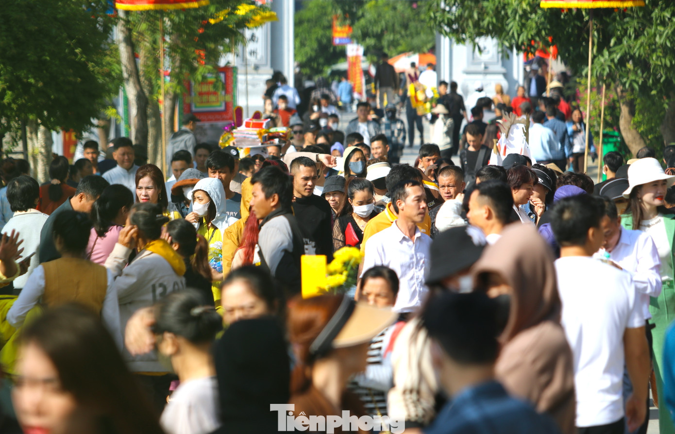 Bà Hoàng Thị Hoài Thanh - Trưởng phòng Văn hóa thông tin huyện Hưng Nguyên (Nghệ An) - cho biết từ ngày 1-10/10 âm lịch, đã có 40.000 lượt du khách hành hương về đền. Trong đó, riêng 2 ngày tổ chức lễ hội ngày 9 và 10/10, có hơn 10.000 lượt du khách về cúng bái, dự lễ giỗ Đền Ông Hoàng Mười.