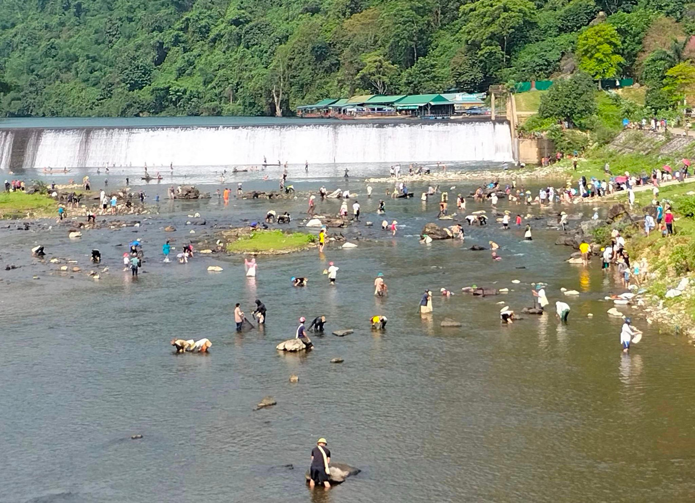 Sau tiếng trống hiệu lệnh, các đội thi mang theo ngư cụ chài lưới nhảy xuống sông thi bắt cá. Được biết, hội thi diễn ra có 2 phần. Phần đầu, 12 đội thi sẽ tổ chức bắt cá dự thi. Đội nào bắt được nhiều cá nhất, bắt được cá to nhất sẽ giành chiến thắng. Sau khi các đội thi kết thúc, người dân được phép mang chài, lưới, nơm xuống sông Giăng bắt cá.