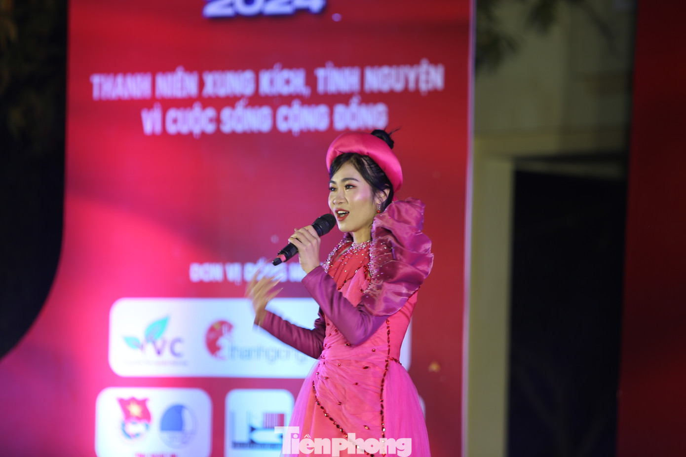 Ca sĩ Hà Myo giao lưu với chiến sĩ bộ đội và người dân.