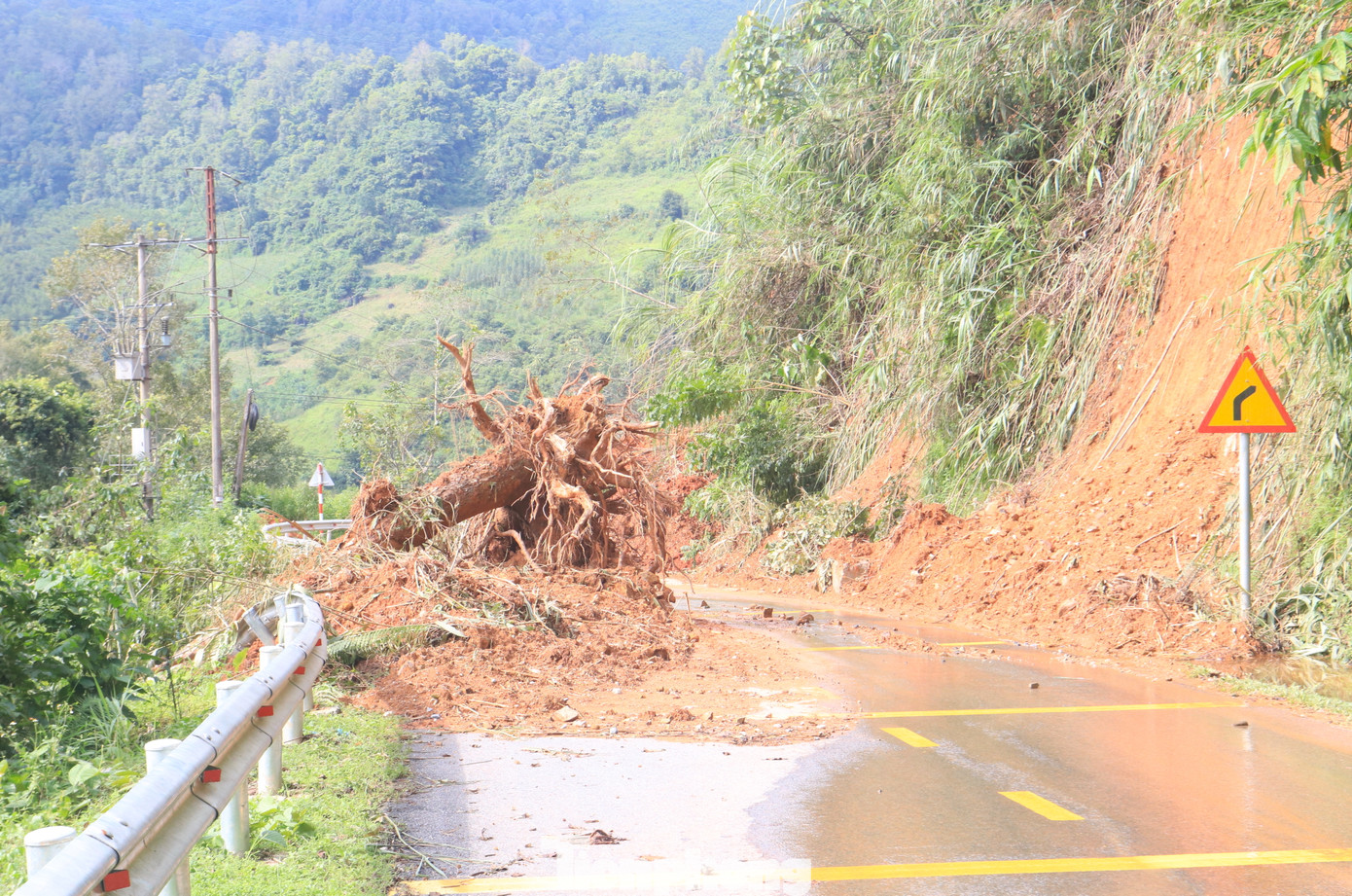 Nhiều tảng đá, gốc cây lớn sạt lở lăn xuống chắn một làn quốc lộ 34.