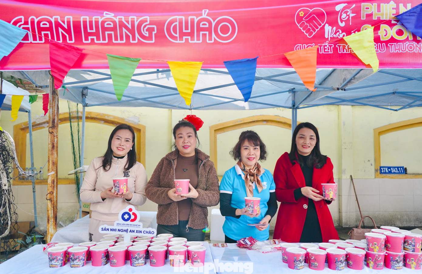 Phiên chợ được tổ chức ngay trong khuôn viên bệnh viện với 14 gian hàng bày bán những hàng hóa thiết yếu cho người bệnh như: bánh chưng, bánh kẹo, quần áo, bỉm sữa, cháo, cơm...