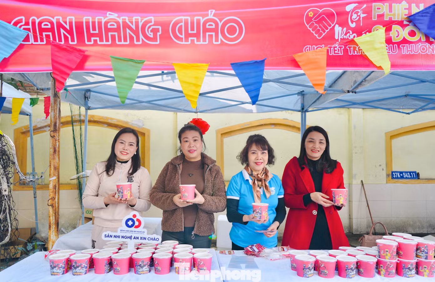 Phiên chợ được tổ chức ngay trong khuôn viên bệnh viện với 14 gian hàng bày bán những hàng hóa thiết yếu cho người bệnh như: bánh chưng, bánh kẹo, quần áo, bỉm sữa, cháo, cơm... Phiên chợ được tổ chức ngay trong khuôn viên bệnh viện với 14 gian hàng bày bán những hàng hóa thiết yếu cho người bệnh như: bánh chưng, bánh kẹo, quần áo, bỉm sữa, cháo, cơm...