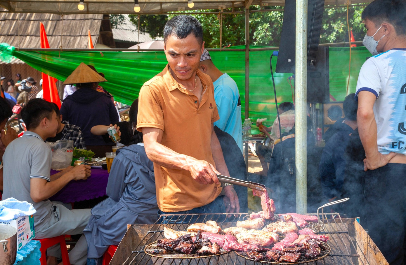 Đến với chợ phiên người Mông, du khách còn được thưởng thức nhiều món ăn đặc sản của người dân bản địa mà không nơi nào có được. Đến với chợ phiên người Mông, du khách còn được thưởng thức nhiều món ăn đặc sản của người dân bản địa mà không nơi nào có được.