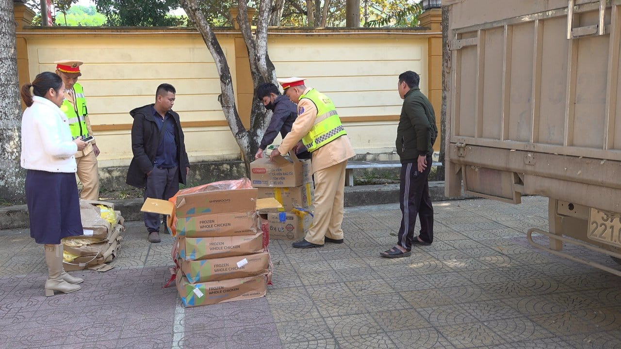 Kiểm tra chiếc xe tải, CSGT phát hiện trên xe có lượng lớn gà đông lạnh không đầu, chân gà, xúc xích, cá viên.