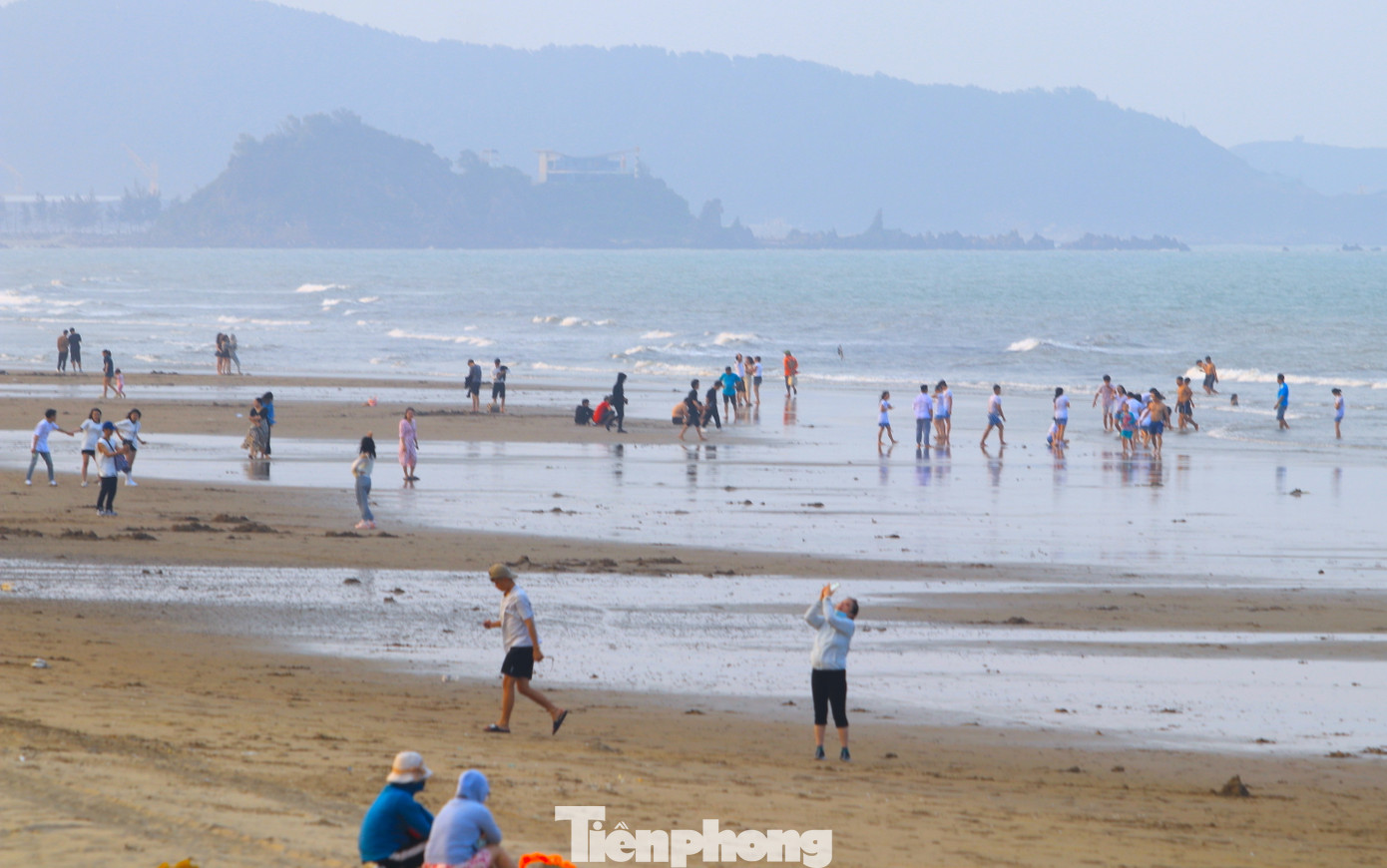 Những ngày hè nắng nóng, biển Cửa Lò là điểm đến lý tưởng của du khách thập phương về tắm mát và nghỉ dưỡng.