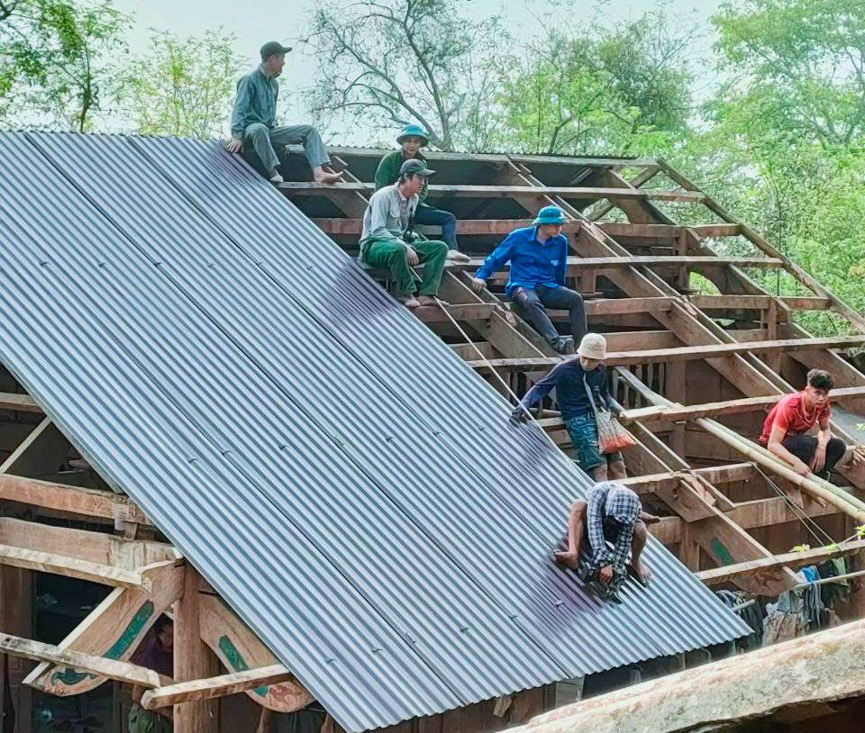 Ngày 4/5, anh Lô Văn Hải - Bí thư Đoàn xã Hữu Lập (huyện Kỳ Sơn, Nghệ An) cho biết, sau hơn nửa tháng hỗ trợ, các đoàn viên thanh niên cùng cơ quan chức năng và người dân trên địa bàn xã đã gần hoàn thiện việc sửa chữa các căn nhà cho người dân trên địa bàn xã bị thiệt hại do giông lốc và mưa đá.