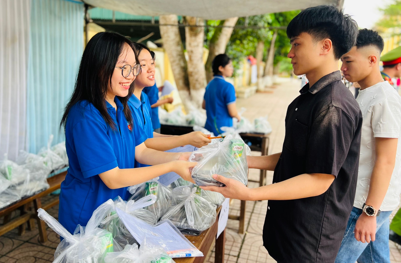 Trước đó vào ngày 27/6, các đoàn viên thanh niên huyện Quế Phong cũng đã nấu và trao tặng hơn 270 suất cơm miễn phí đến người nhà và thí sinh tham dự kỳ thi tốt nghiệp THPT 2024. Trước đó vào ngày 27/6, các đoàn viên thanh niên huyện Quế Phong cũng đã nấu và trao tặng hơn 270 suất cơm miễn phí đến người nhà và thí sinh tham dự kỳ thi tốt nghiệp THPT 2024.