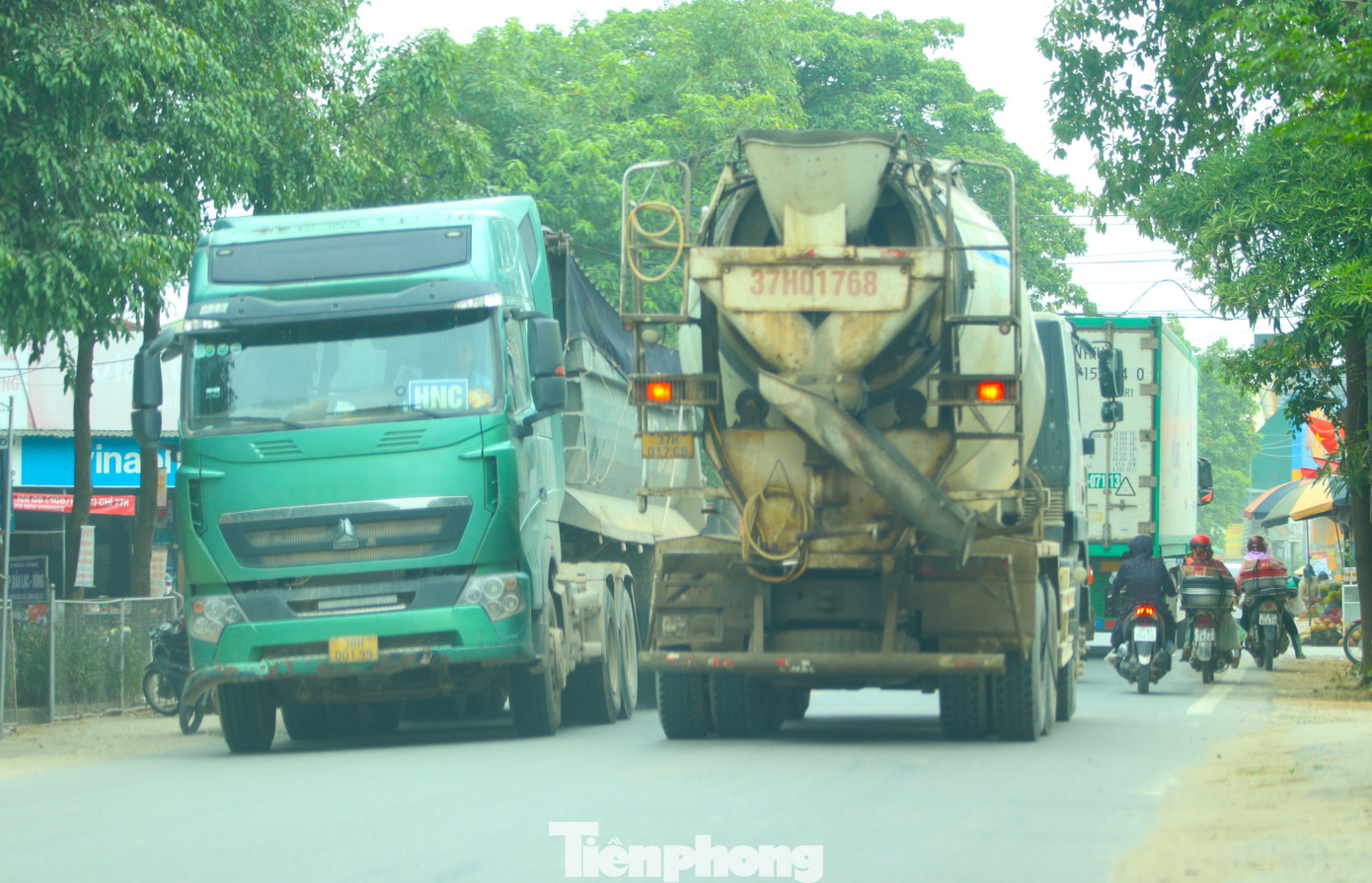 Tuyến đường này có nhiều chợ, nhiều trường học nằm ngay mặt đường nên việc những chiếc xe tải trọng lớn chạy ẩu qua luôn tiềm ẩn nguy cơ mất an toàn giao thông.