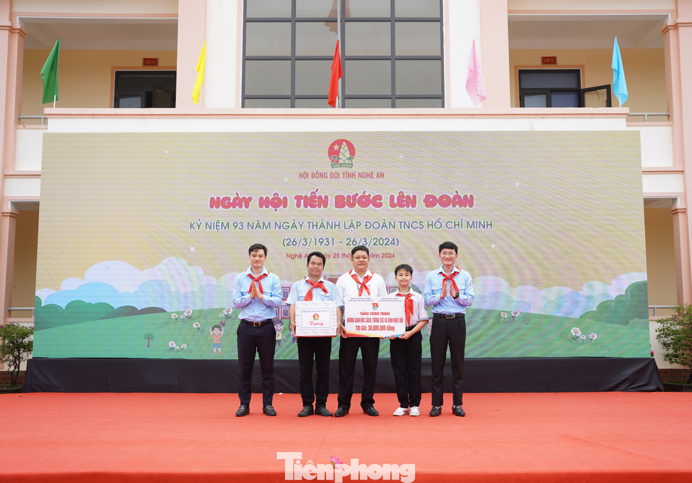 Trao tặng biển tượng trưng công trình “Không gian đọc sách, tương tác và sinh hoạt Đội” cho trường THCS Tân Dân. Trao tặng biển tượng trưng công trình “Không gian đọc sách, tương tác và sinh hoạt Đội” cho trường THCS Tân Dân.