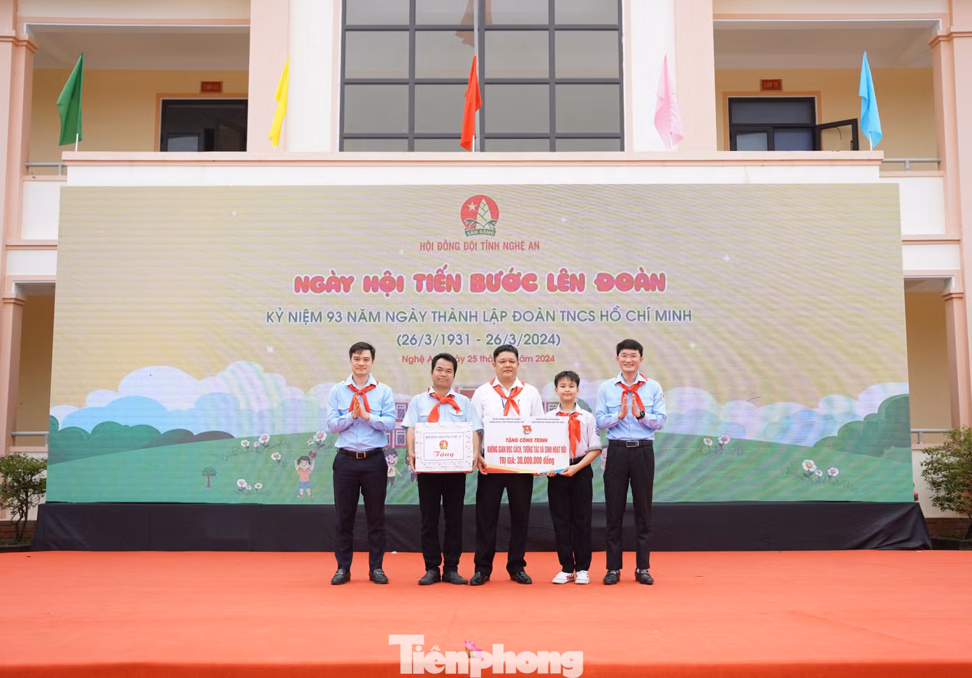 Trao tặng biển tượng trưng công trình “Không gian đọc sách, tương tác và sinh hoạt Đội” cho trường THCS Tân Dân.