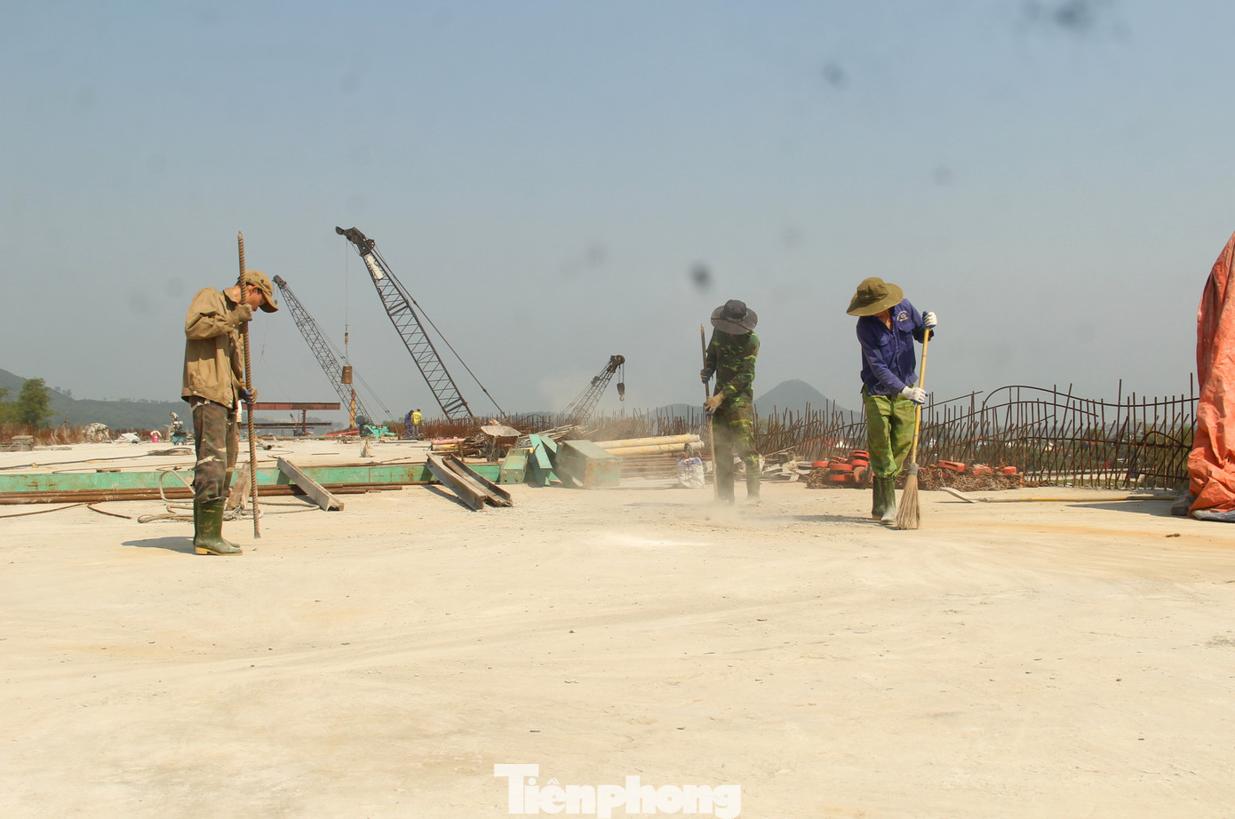 Ngoài tập trung thi công ở các điểm đấu nối còn lại trên sông, công nhân của các công ty thi công cầu Hưng Đức cũng tiến hành dọn dẹp mặt cầu để triển khai các công đoạn tiếp theo như làm lan can, thảm mặt đường và các công trình phụ trợ.