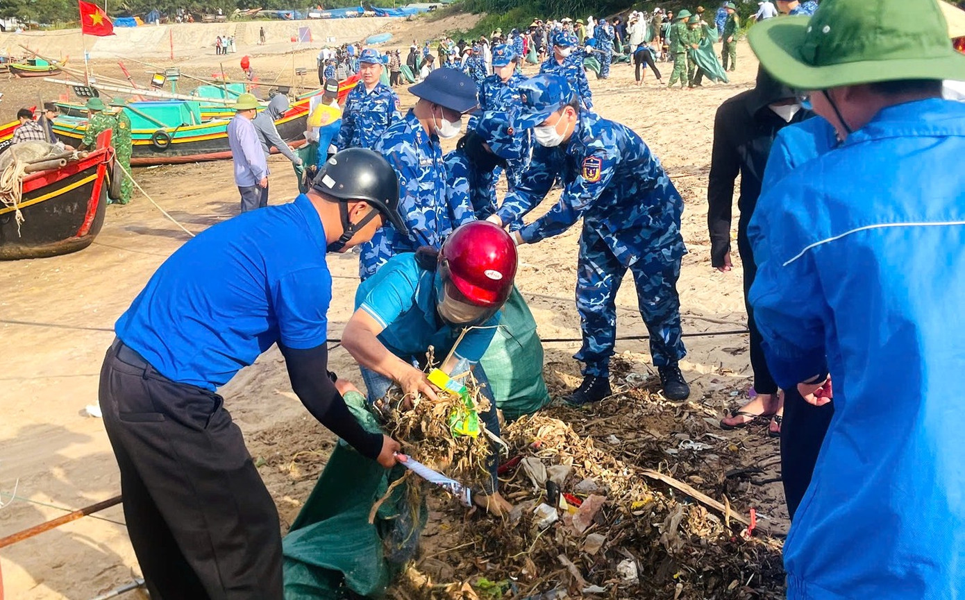 Các lực lượng chung tay dọn vệ sinh, làm sạch bãi biển trên địa bàn xóm Hải Thịnh (xã Nghi Thiết). Các lực lượng chung tay dọn vệ sinh, làm sạch bãi biển trên địa bàn xóm Hải Thịnh (xã Nghi Thiết).