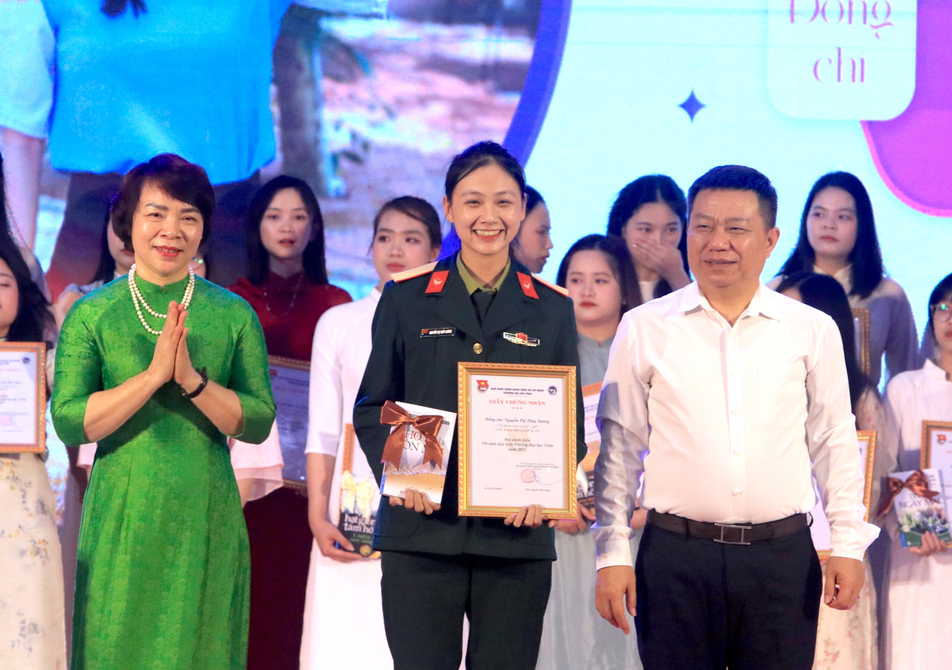 Trao Giấy chứng nhận cho 69 nữ sinh tiêu biểu năm 2025. Trao Giấy chứng nhận cho 69 nữ sinh tiêu biểu năm 2025.