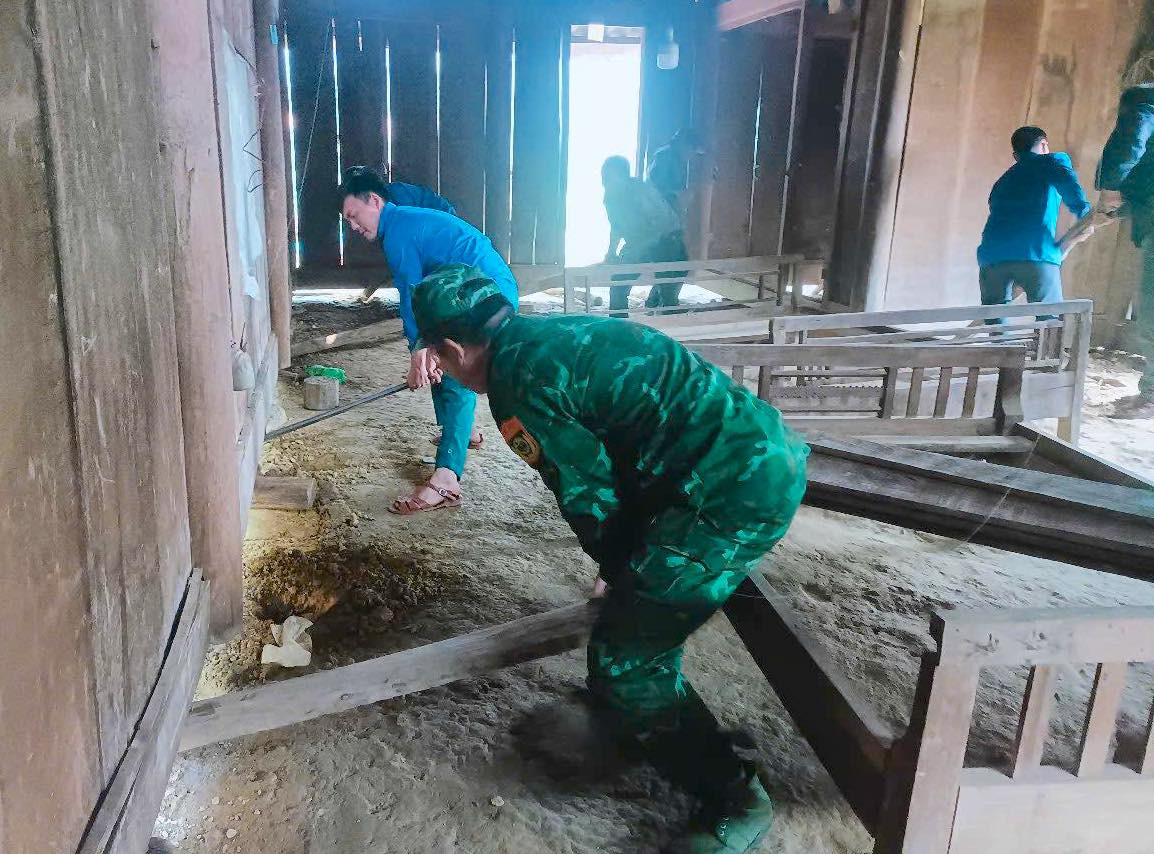Những ngày qua, cùng với các cơ quan chức năng, đoàn viên thanh niên đã phối hợp với các chiến sĩ bộ đội biên phòng đóng trên địa bàn hỗ trợ xây mới, sửa chữa nhà cho các hộ gia đình có hoàn cảnh khó khăn, hộ nghèo. Những ngày qua, cùng với các cơ quan chức năng, đoàn viên thanh niên đã phối hợp với các chiến sĩ bộ đội biên phòng đóng trên địa bàn hỗ trợ xây mới, sửa chữa nhà cho các hộ gia đình có hoàn cảnh khó khăn, hộ nghèo.