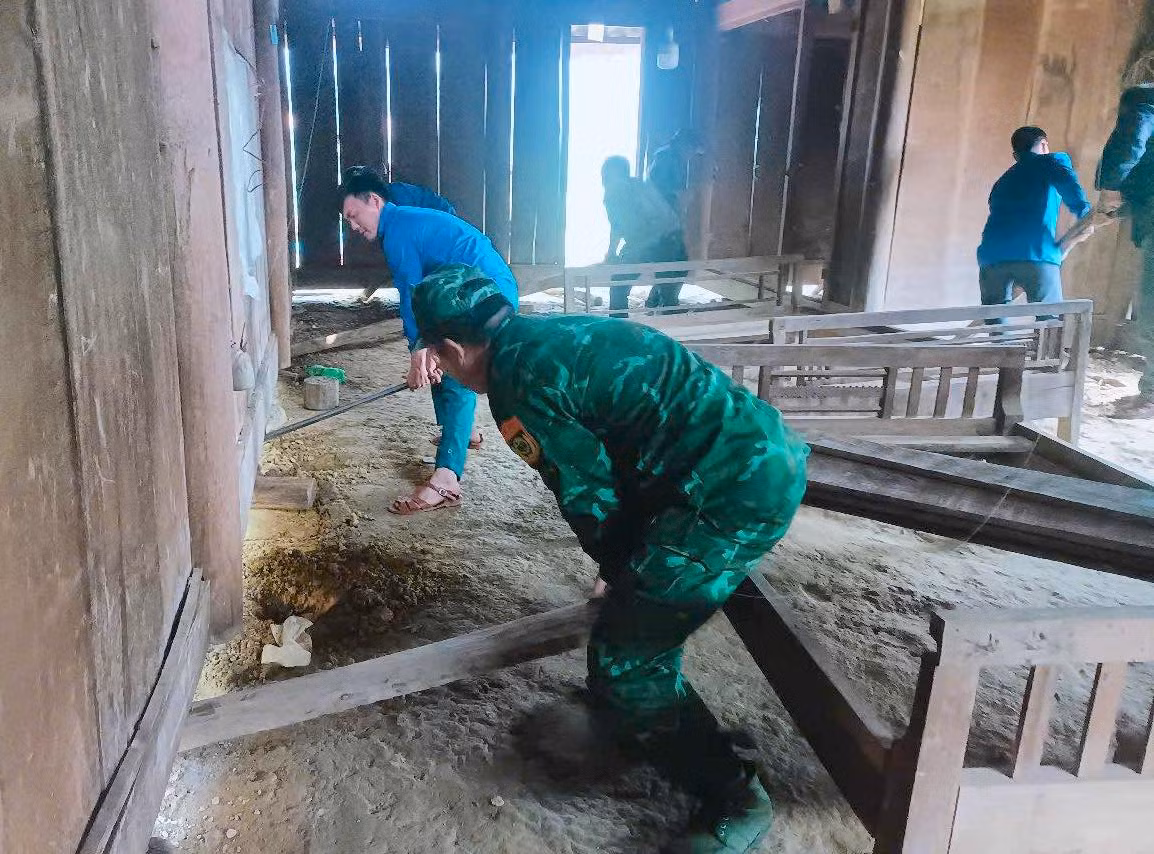 Những ngày qua, cùng với các cơ quan chức năng, đoàn viên thanh niên đã phối hợp với các chiến sĩ bộ đội biên phòng đóng trên địa bàn hỗ trợ xây mới, sửa chữa nhà cho các hộ gia đình có hoàn cảnh khó khăn, hộ nghèo.