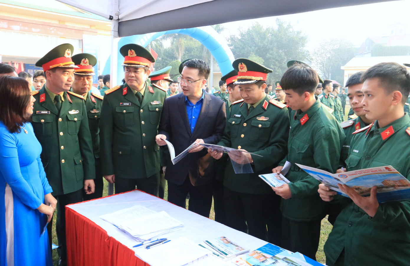 Các đại biểu tham quan các gian hàng tư vấn, tuyển dụng việc làm tại ngày hội. Các đại biểu tham quan các gian hàng tư vấn, tuyển dụng việc làm tại ngày hội.