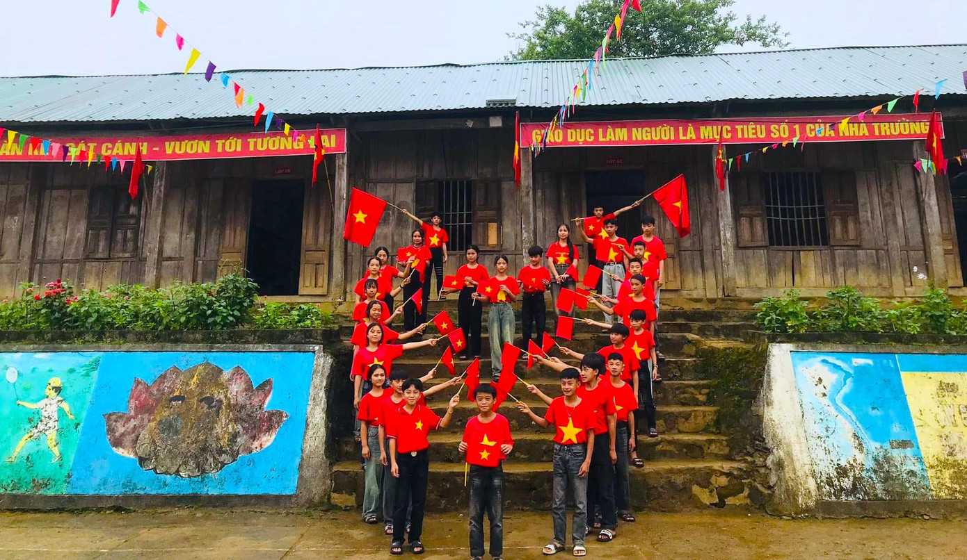 Không khí hướng đến ngày hội lớn của dân tộc còn phủ kín những ngôi trường, lớp học vùng cao huyện Kỳ Sơn, Nghệ An.