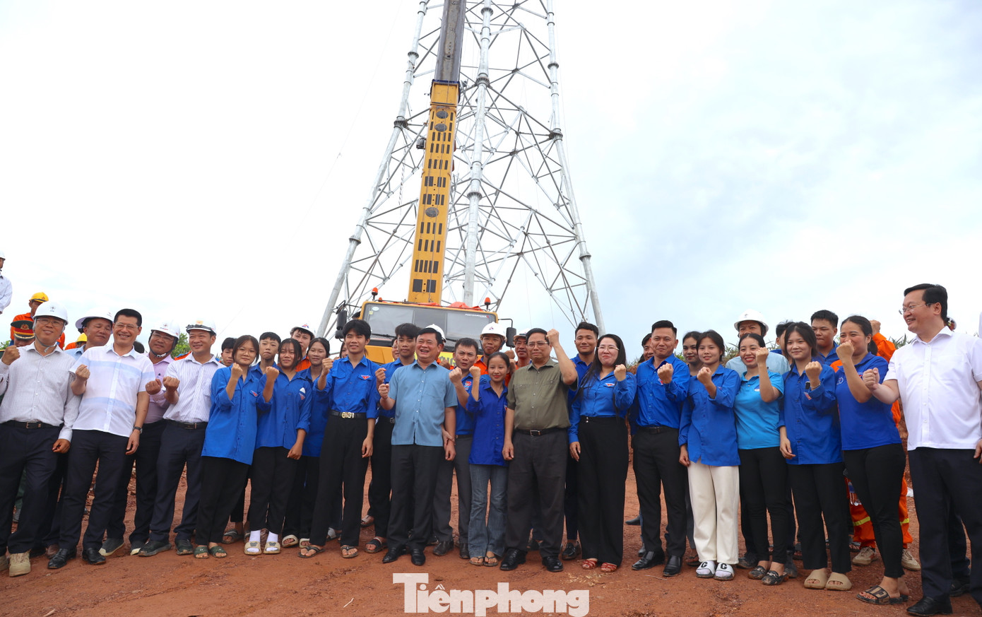 Thủ tướng Phạm Minh Chính cùng lãnh đạo địa phương, lực lượng đoàn viên thanh niên tỉnh Nghệ An thể hiện sự quyết tâm thực hiện dự án. Thủ tướng Phạm Minh Chính cùng lãnh đạo địa phương, lực lượng đoàn viên thanh niên tỉnh Nghệ An thể hiện sự quyết tâm thực hiện dự án.