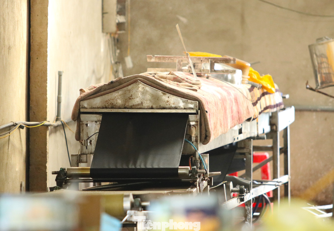 Mỗi ngày, cơ sở bánh đa Kiểu Nguyễn của anh Nguyễn Như Kiểu (42 tuổi, làng Tây Lân, xã Nghi Trường) sản xuất khoảng 1,5 vạn chiếc bánh đa. Dịp Tết, cơ sở của anh phải thuê thêm nhiều người về làm để kịp giao cho khách. Anh Kiểu cho hay, ngày trước làm bánh thủ công nên sản lượng ít. Ngày nay anh đầu tư thêm máy móc nên sản lượng được nhiều và làm khỏe hơn. Mỗi ngày, cơ sở bánh đa Kiểu Nguyễn của anh Nguyễn Như Kiểu (42 tuổi, làng Tây Lân, xã Nghi Trường) sản xuất khoảng 1,5 vạn chiếc bánh đa. Dịp Tết, cơ sở của anh phải thuê thêm nhiều người về làm để kịp giao cho khách. Anh Kiểu cho hay, ngày trước làm bánh thủ công nên sản lượng ít. Ngày nay anh đầu tư thêm máy móc nên sản lượng được nhiều và làm khỏe hơn.