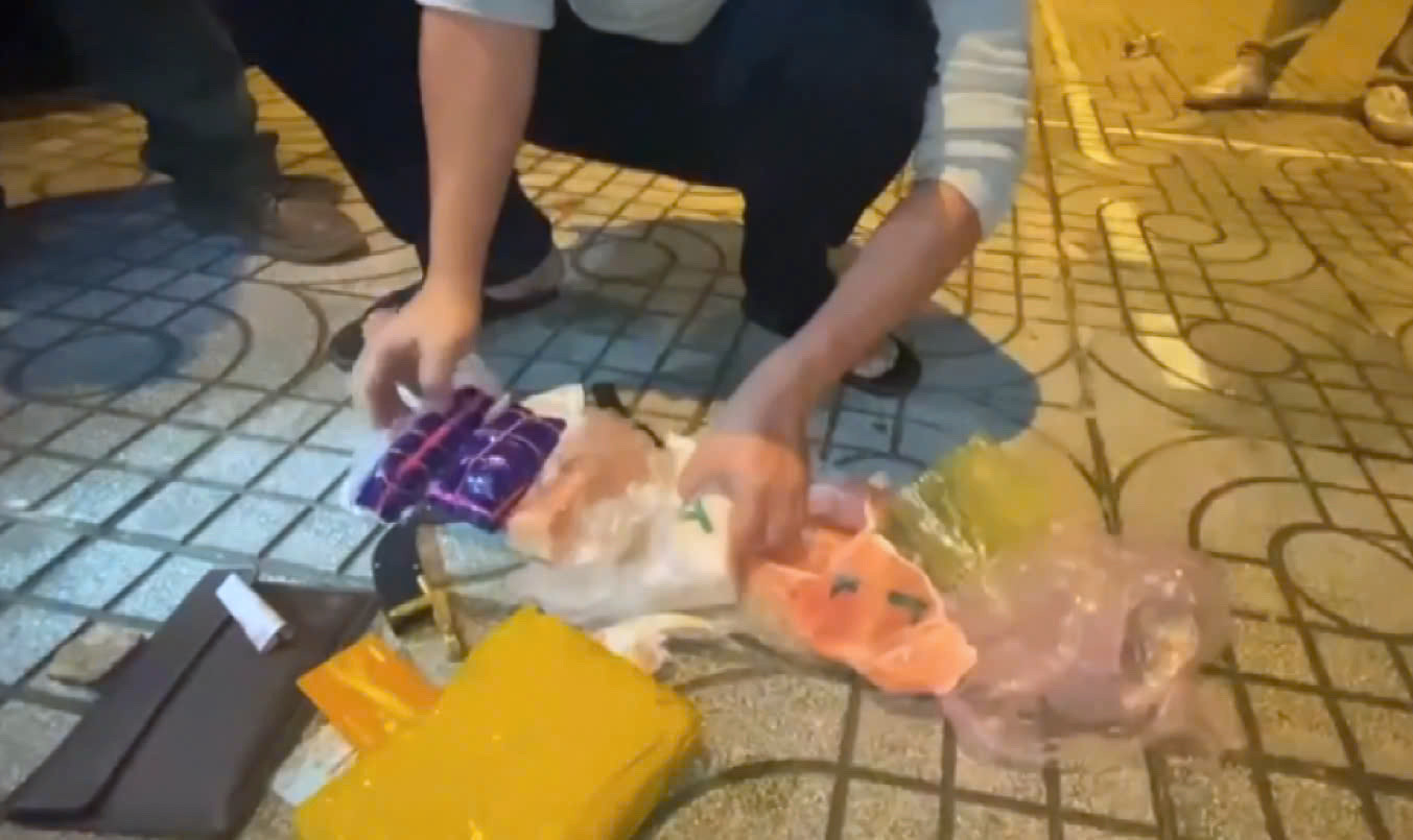 Công an thu giữ 6.000 viên ma túy tổng hợp cùng 1 dao găm được Luân và Việt giấu dưới gầm ghế xe ô tô.