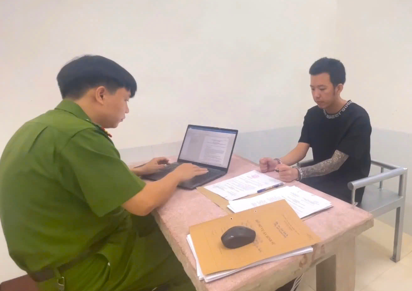 Hai đối tượng Luân và Việt tại cơ quan công an.