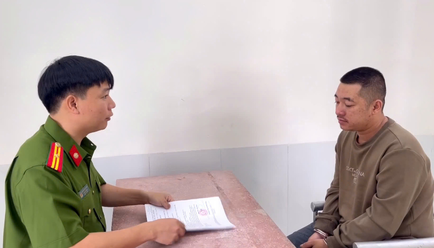 Hai đối tượng Luân và Việt tại cơ quan công an.