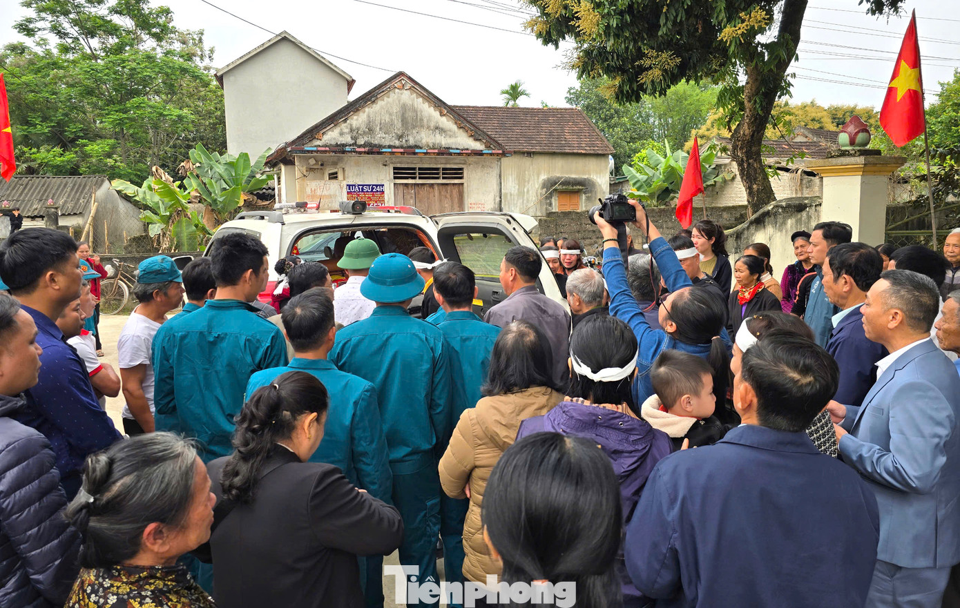 Ngày 3/4, hài cốt liệt sĩ Nguyễn Công Hòa (SN 1951, quê xã Đại Đồng, huyện Thanh Chương, tỉnh Nghệ An) được người thân cất bốc từ Nghĩa trang liệt sĩ Quốc gia Đường 9 (Quảng Trị) về làm lễ an táng tại quê nhà ở xã Đại Đồng (huyện Thanh Chương, Nghệ An). Chính quyền địa phương cùng rất đông người thân, hàng xóm láng giếng đã có mặt để hỗ trợ gia đình làm lễ.