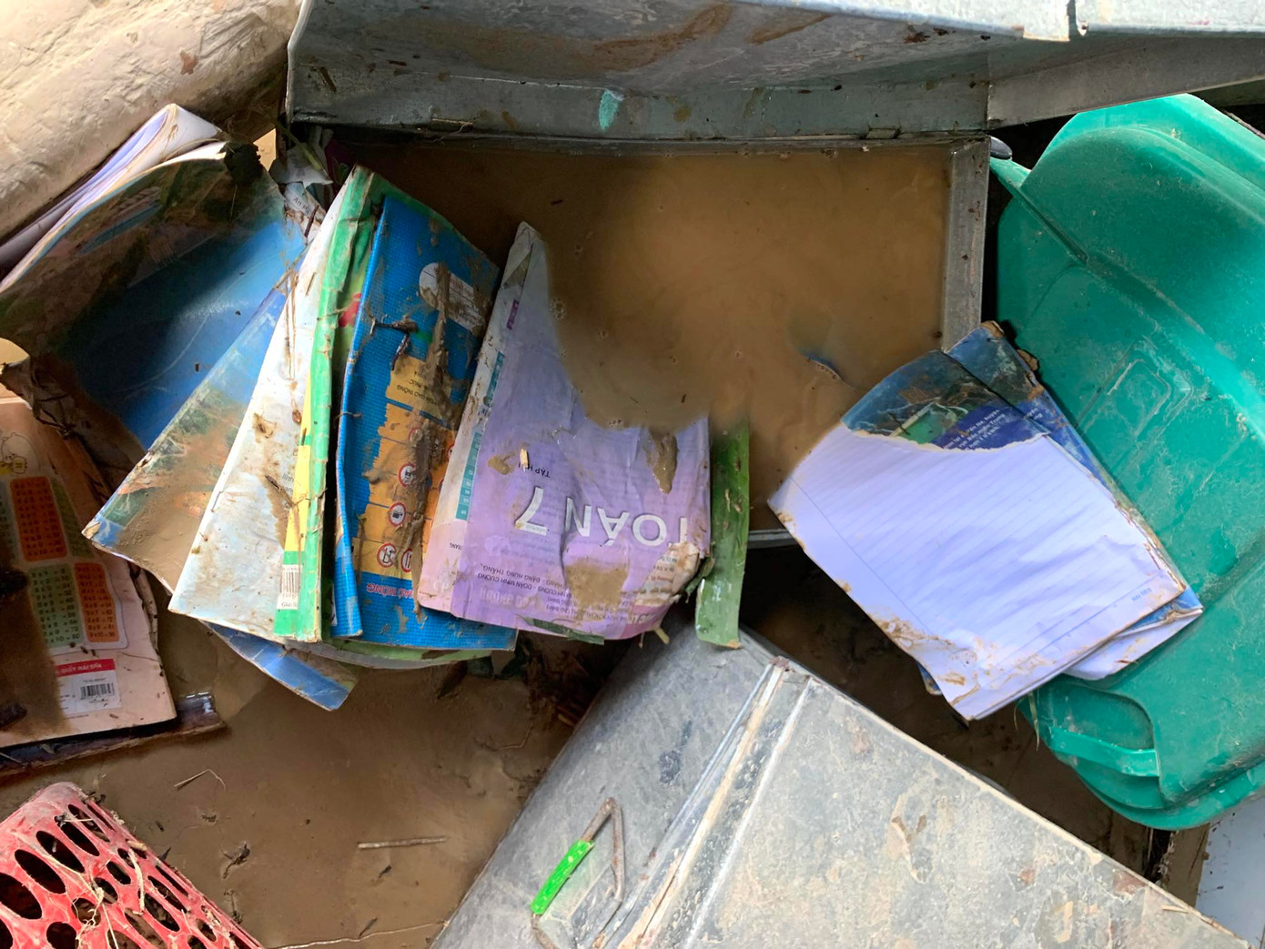 Sách vở, trang thiết bị của học sinh, thầy cô giáo bị hư hỏng sau khi trận lũ quét tràn qua. Sách vở, trang thiết bị của học sinh, thầy cô giáo bị hư hỏng sau khi trận lũ quét tràn qua.