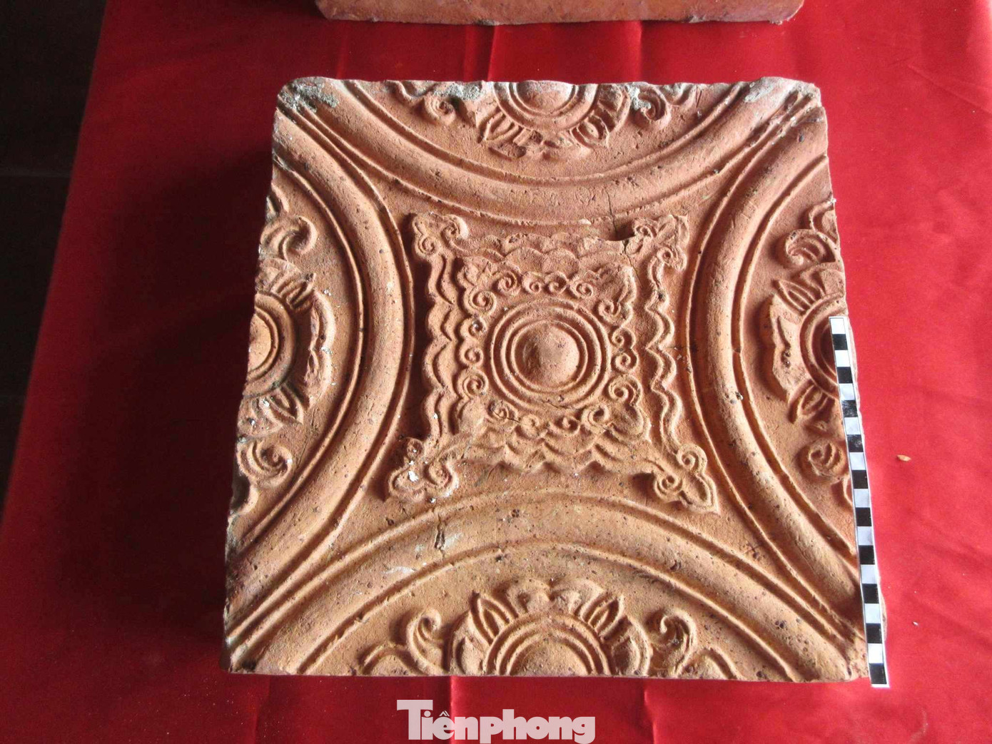 Những viên gạch lát nền cổ quý hiếm được tìm thấy trong quá trình đào móng xây dựng lại ngôi đền. Những viên gạch có hoa văn sắc sảo. Dù đã trải qua 600 năm nhưng gạch vẫn còn tươi mới. Những viên gạch lát nền cổ quý hiếm được tìm thấy trong quá trình đào móng xây dựng lại ngôi đền. Những viên gạch có hoa văn sắc sảo. Dù đã trải qua 600 năm nhưng gạch vẫn còn tươi mới.