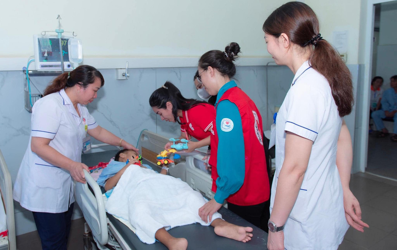 Hiện cháu H. đang được chăm sóc tại Bệnh viện Đa khoa Tây Bắc Nghệ An. Nhiều nhà hảo tâm đã đến thăm hỏi, tặng quà cho cháu bé. Hiện cháu H. đang được chăm sóc tại Bệnh viện Đa khoa Tây Bắc Nghệ An. Nhiều nhà hảo tâm đã đến thăm hỏi, tặng quà cho cháu bé.