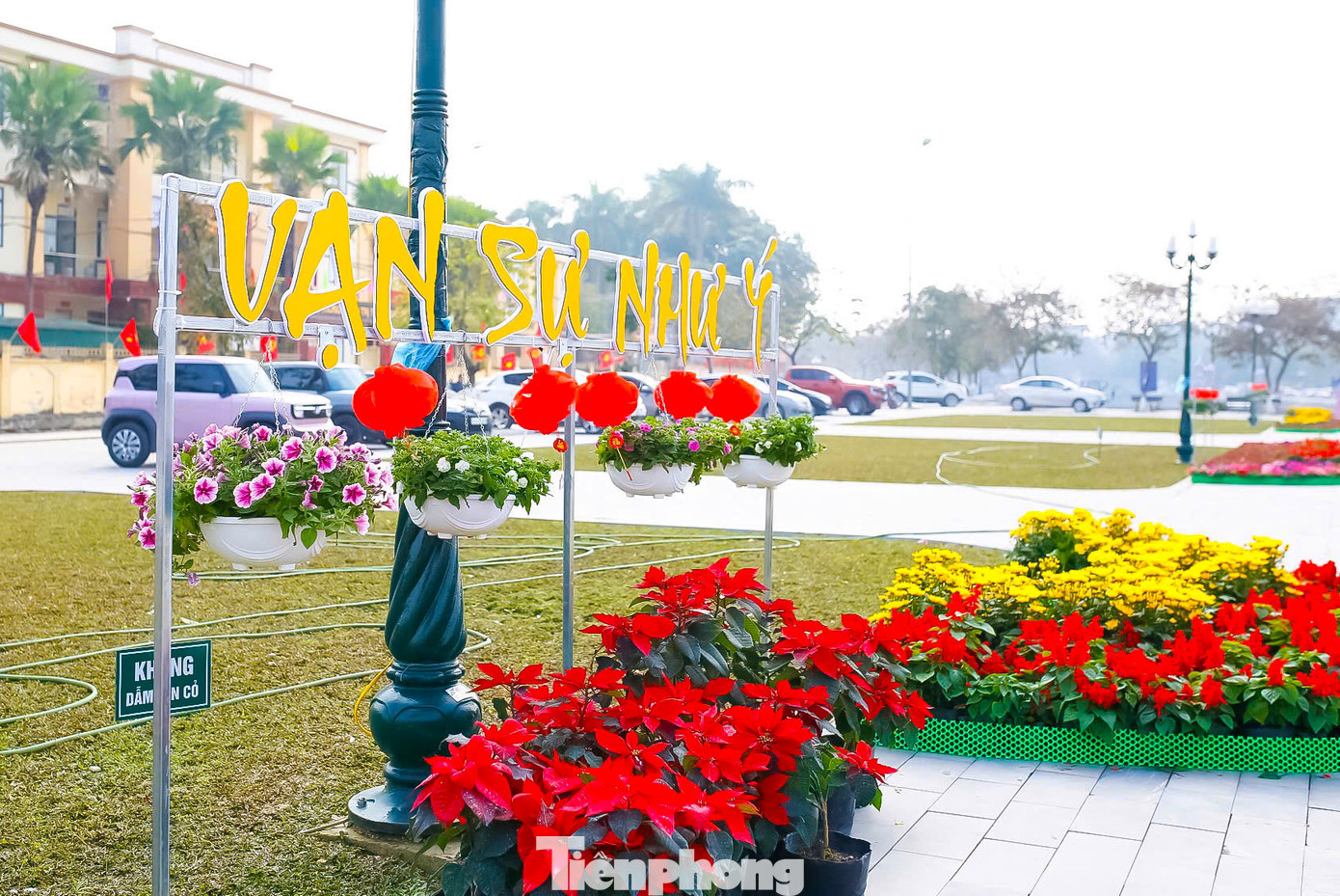 Những dòng chữ được trang trí thêm đèn led, đèn nháy sẽ rực rỡ khi về đêm.